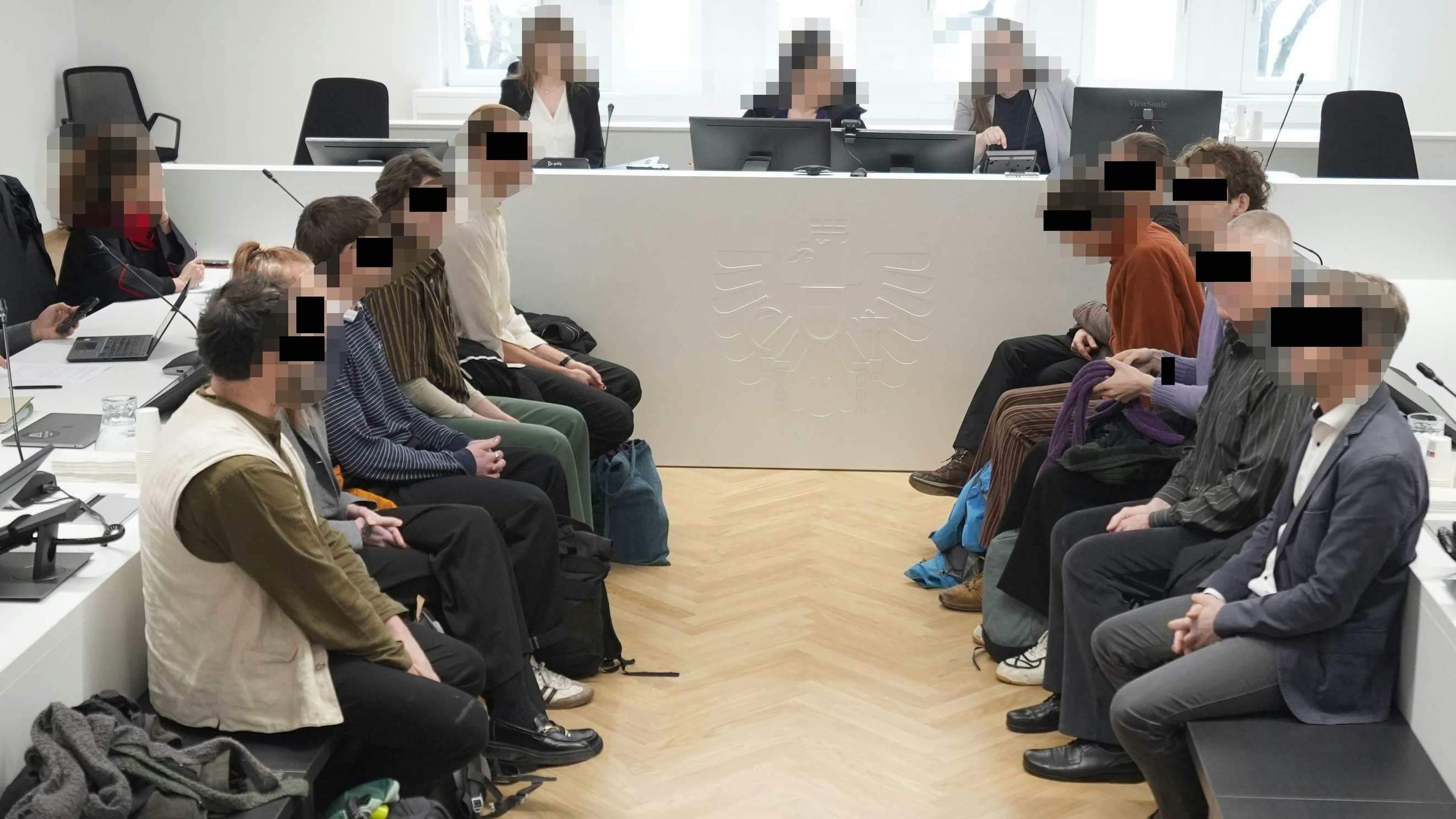 Die zehn Angeklagten vor Gericht