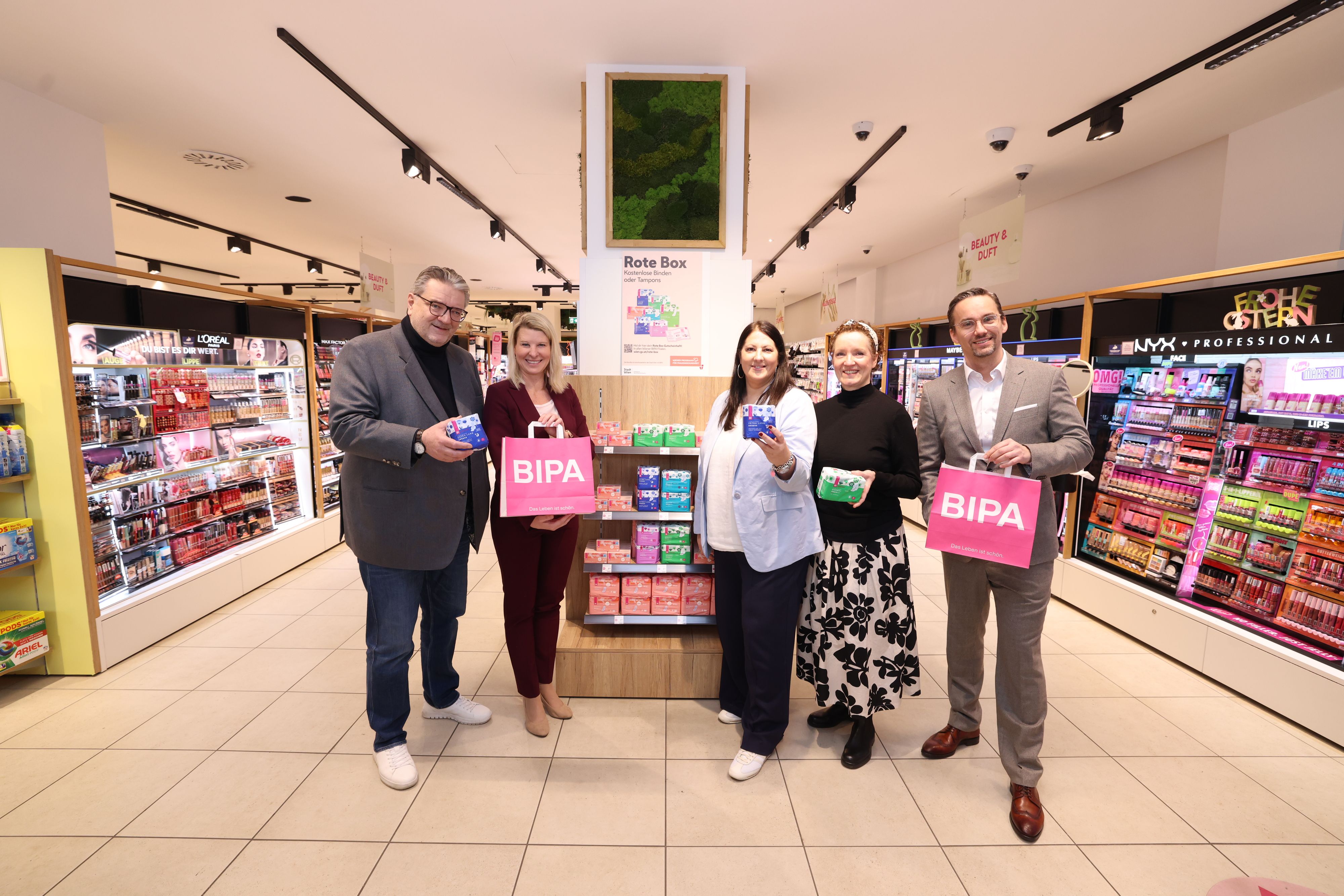 v.l.: Gesundheits- und Sozialstadtrat Peter Hacker, BIPA-Geschäftsführerin Daniela Reumann, Vizebürgermeisterin und Frauenstadträtin Kathrin Gaál, Leiterin des Wiener Programms für Frauengesundheit Kristina Hametner und BIPA-Geschäftsführer Markus Geyer
