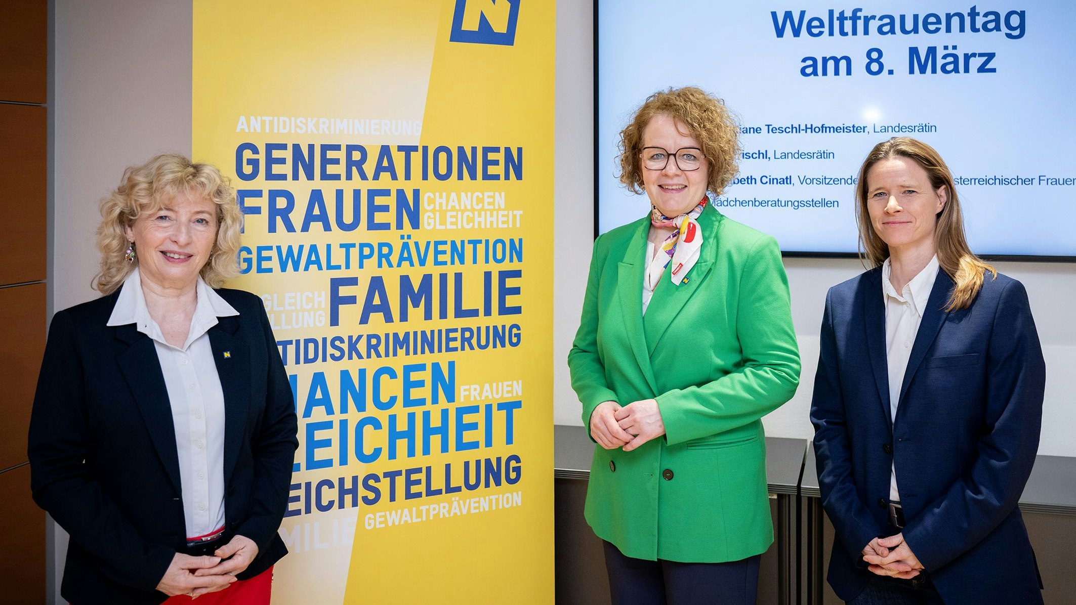 Landesrätin Eva Prischl, Landesrätin Christiane Teschl-Hofmeister und Elisabeth Cinatl, Vorsitzende des Netzwerks österreichischer Frauen- und Mädchenberatungsstellen