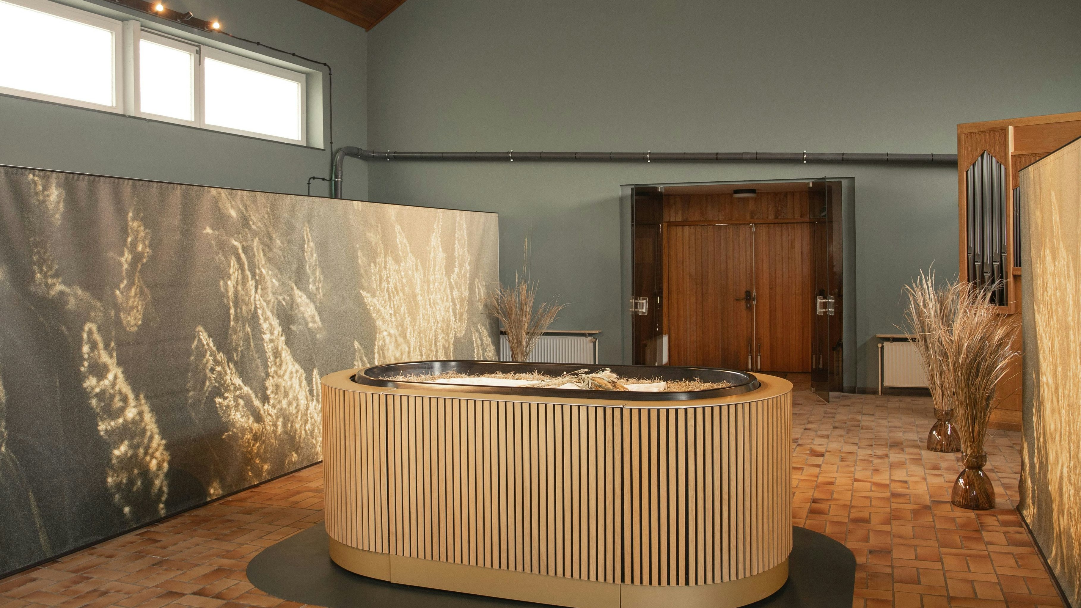 Rascher Zerfall zu fruchtbarer Erde: Einbettung im sogenannten "Alvarium" in Kiel (D).