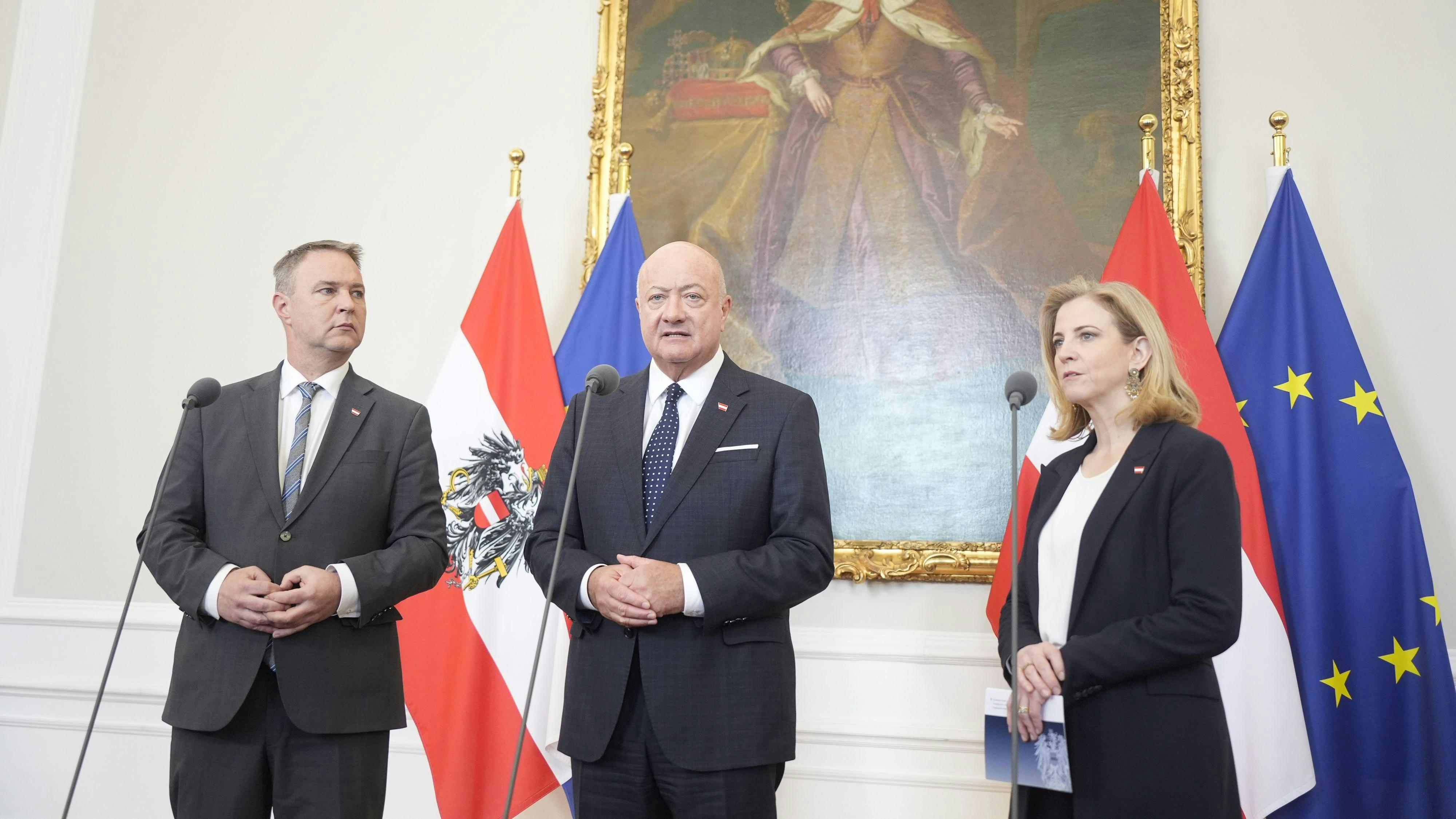 Vizekanzler Babler (SPÖ), Kanzler Stocker (ÖVP), Außenministerin Meinl-Reisinger (Neos) nach der Sitzung des Bundeskrisensicherheitskabinetts am Mittwoch im Bundeskanzleramt