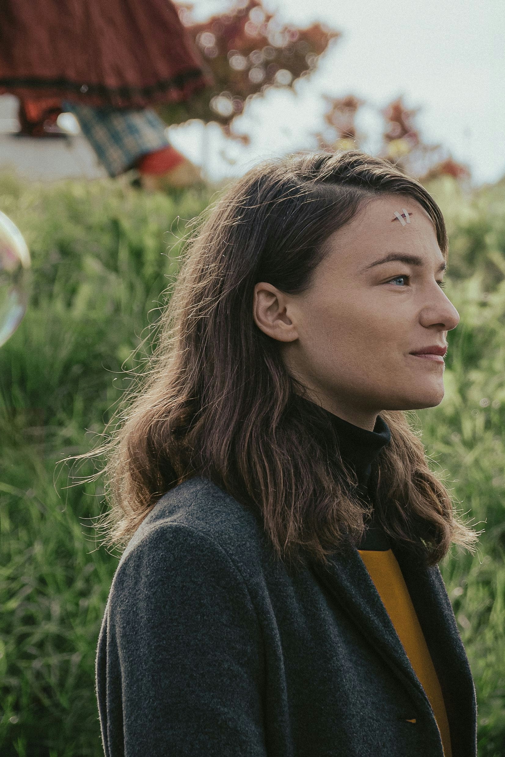 Lässt zur Beerdigung ihrer Familie Clowns und Akrobaten auftreten: Barbara (Valerie Pachner) in "Vier minus drei"