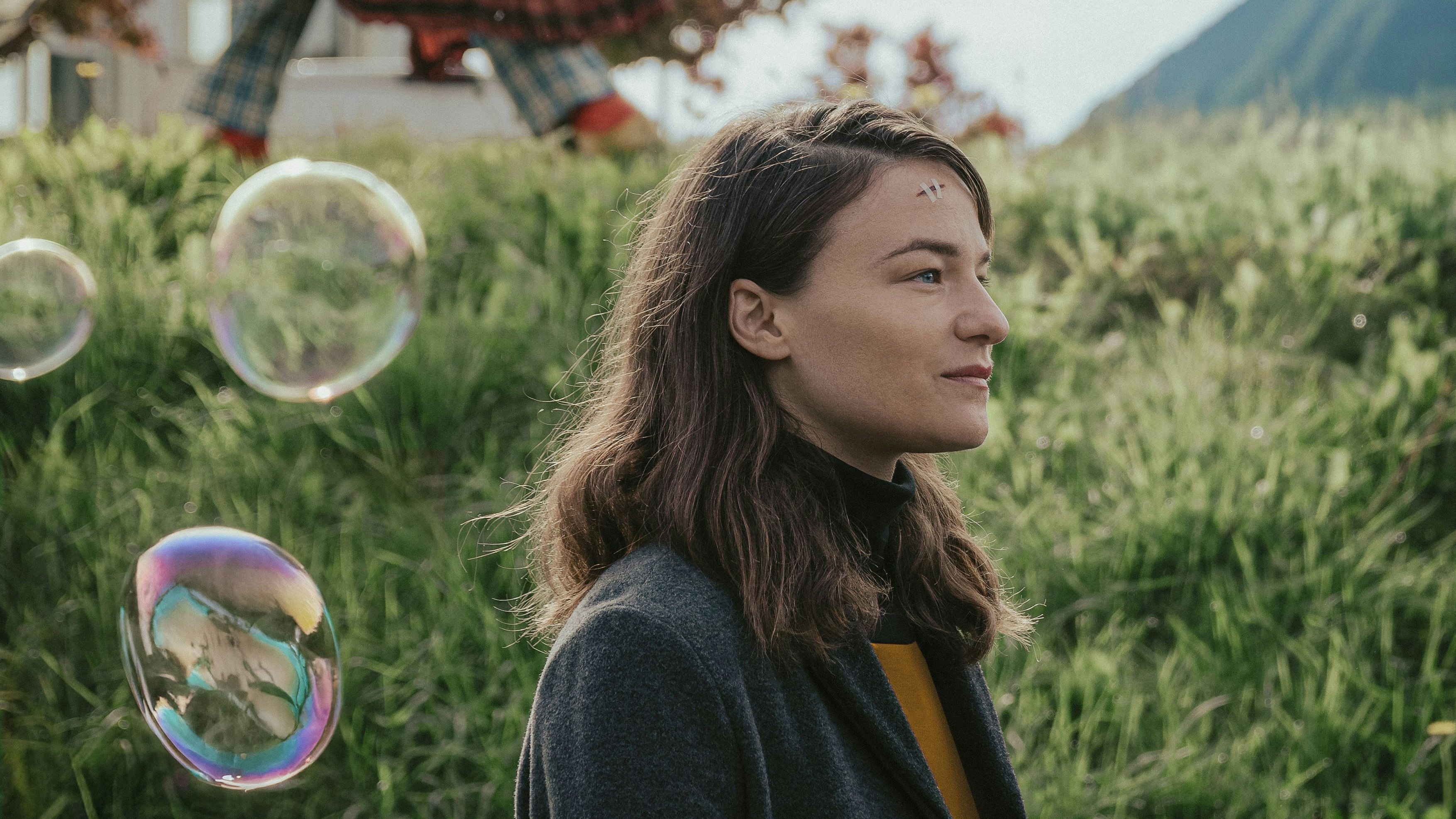 Lässt zur Beerdigung ihrer Familie Clowns und Akrobaten auftreten: Barbara (Valerie Pachner) in "Vier minus drei"