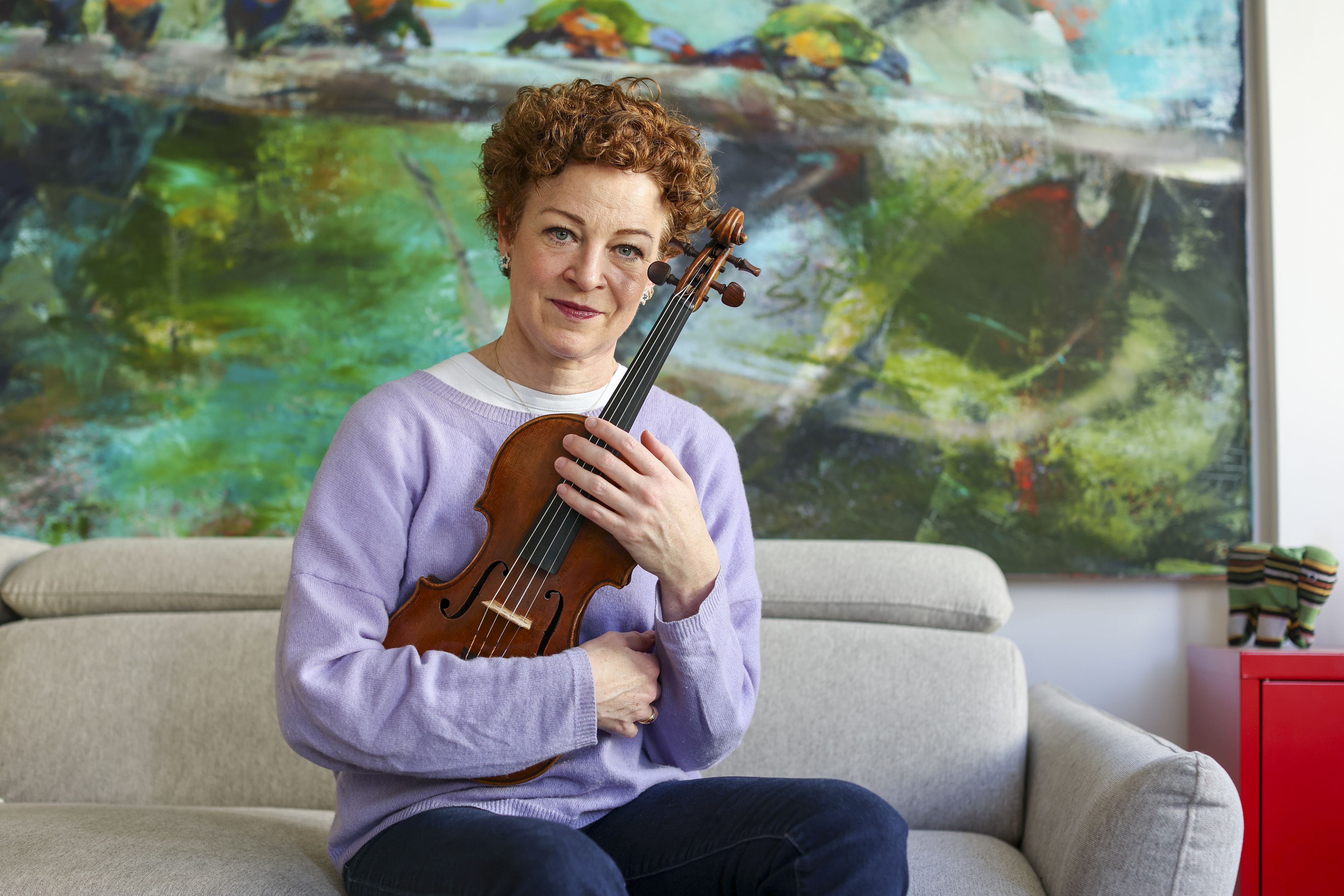 Carolin Widmann mit ihrer 244 Jahre alten Violine.
