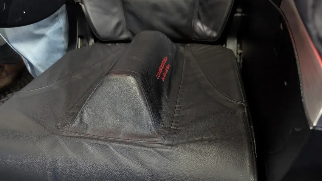 Ein ungewöhnlicher Flugzeugsitz sorgt im Netz für Lacher: In der Mitte der Sitzfläche steckt ein auffälliger Trenner.