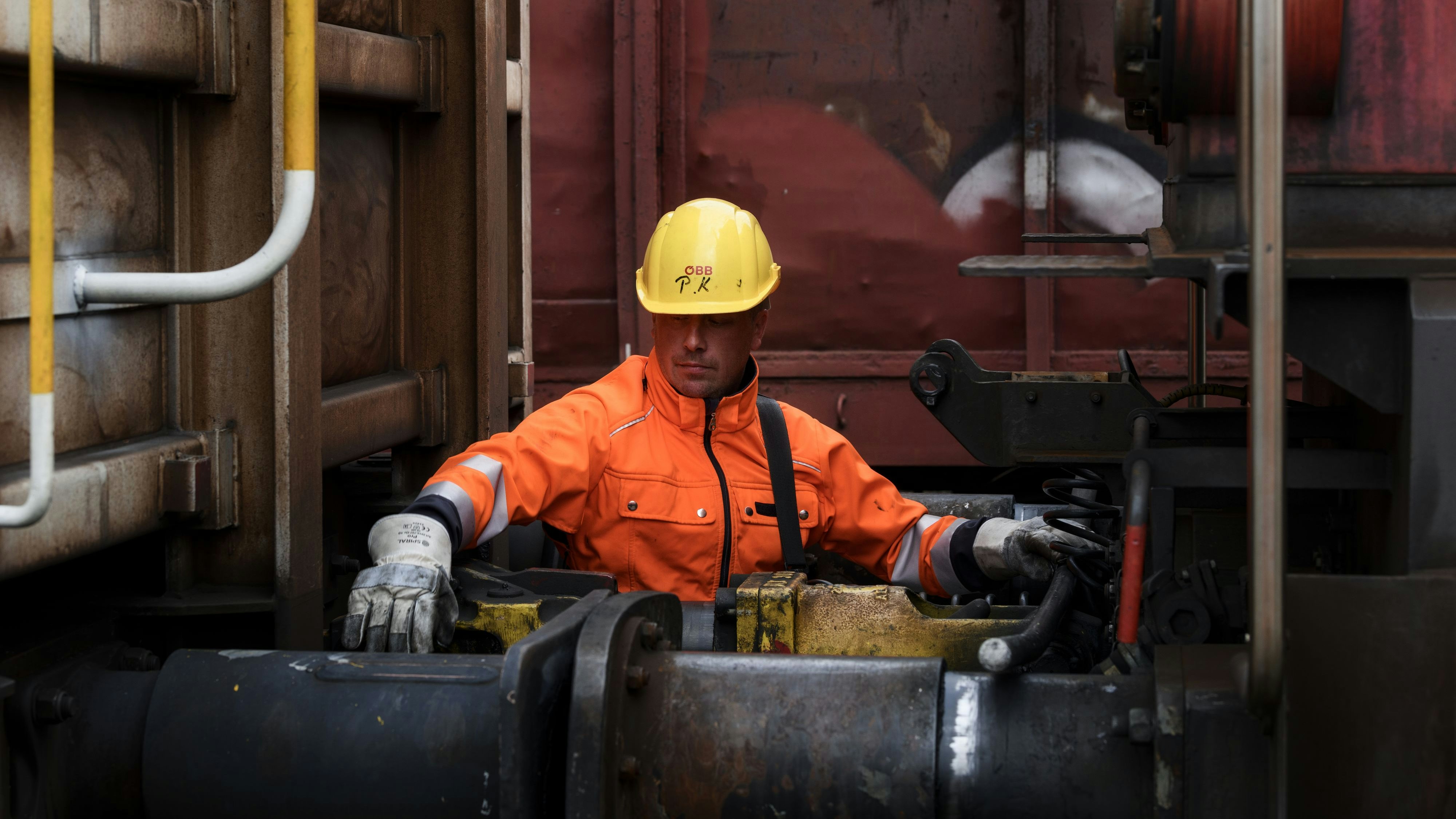 Beim Öffnen einer festsitzenden Bremsschlauchverbindung verletzte sich der Wiener an der Hand.