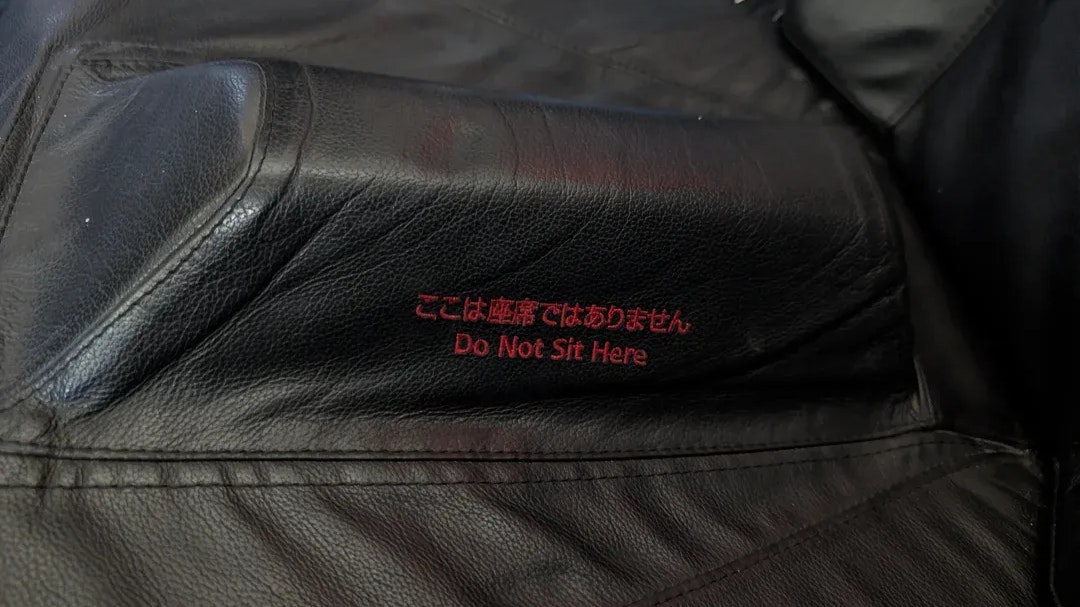 Der kuriose Sitz mit dem „Blocker-Kissen“ markiert, dass dieser Platz im Flugzeug außer Betrieb ist.