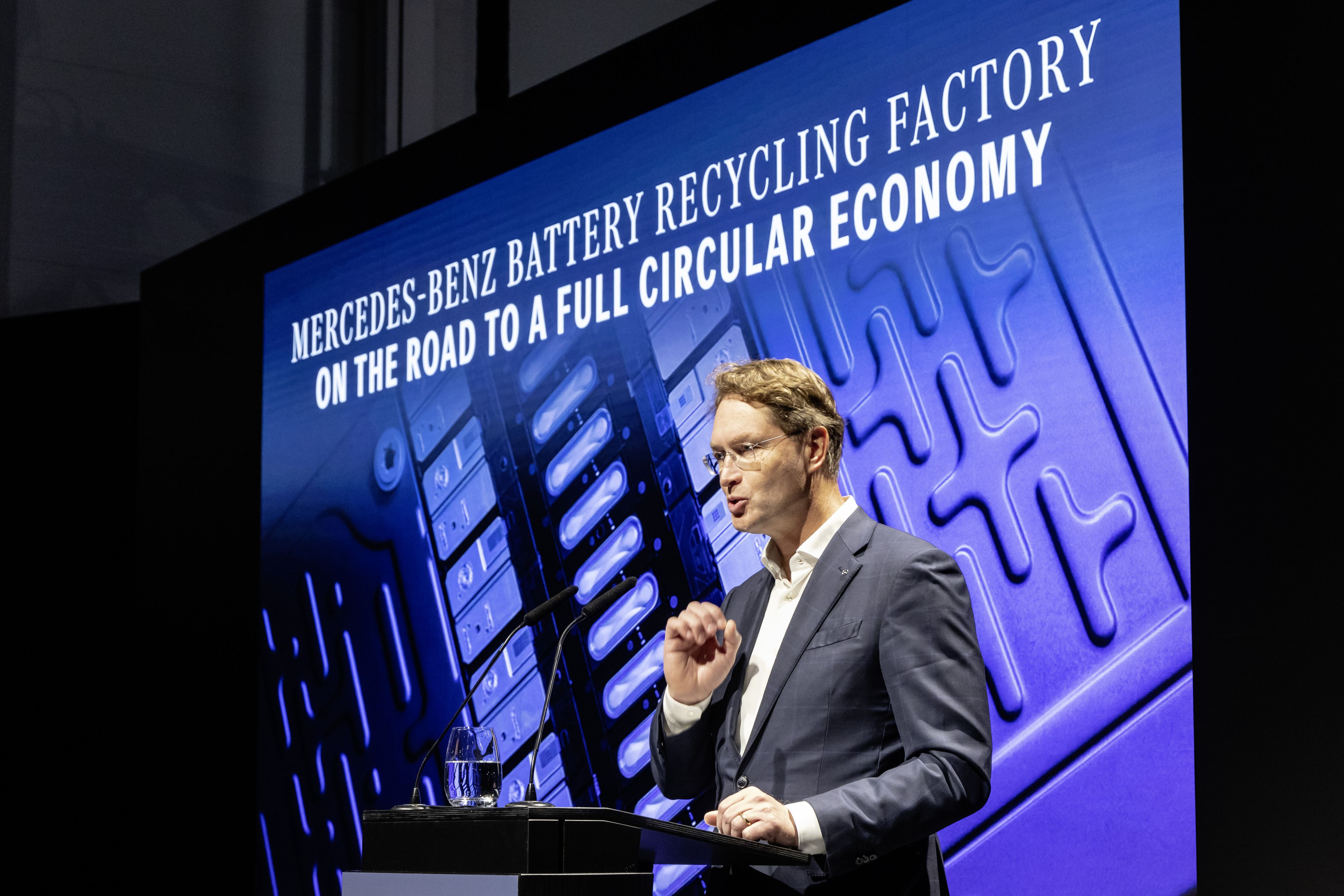 Heute.at - Massiv weniger Gehalt! Mercedes streicht Chef Millionen