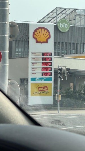 Spritpreise Österreich: Diesel nähert sich der Zwei-Euro-Marke. Krieg im Nahen Osten treibt Preise binnen 48 Stunden um 40 Cent nach oben.