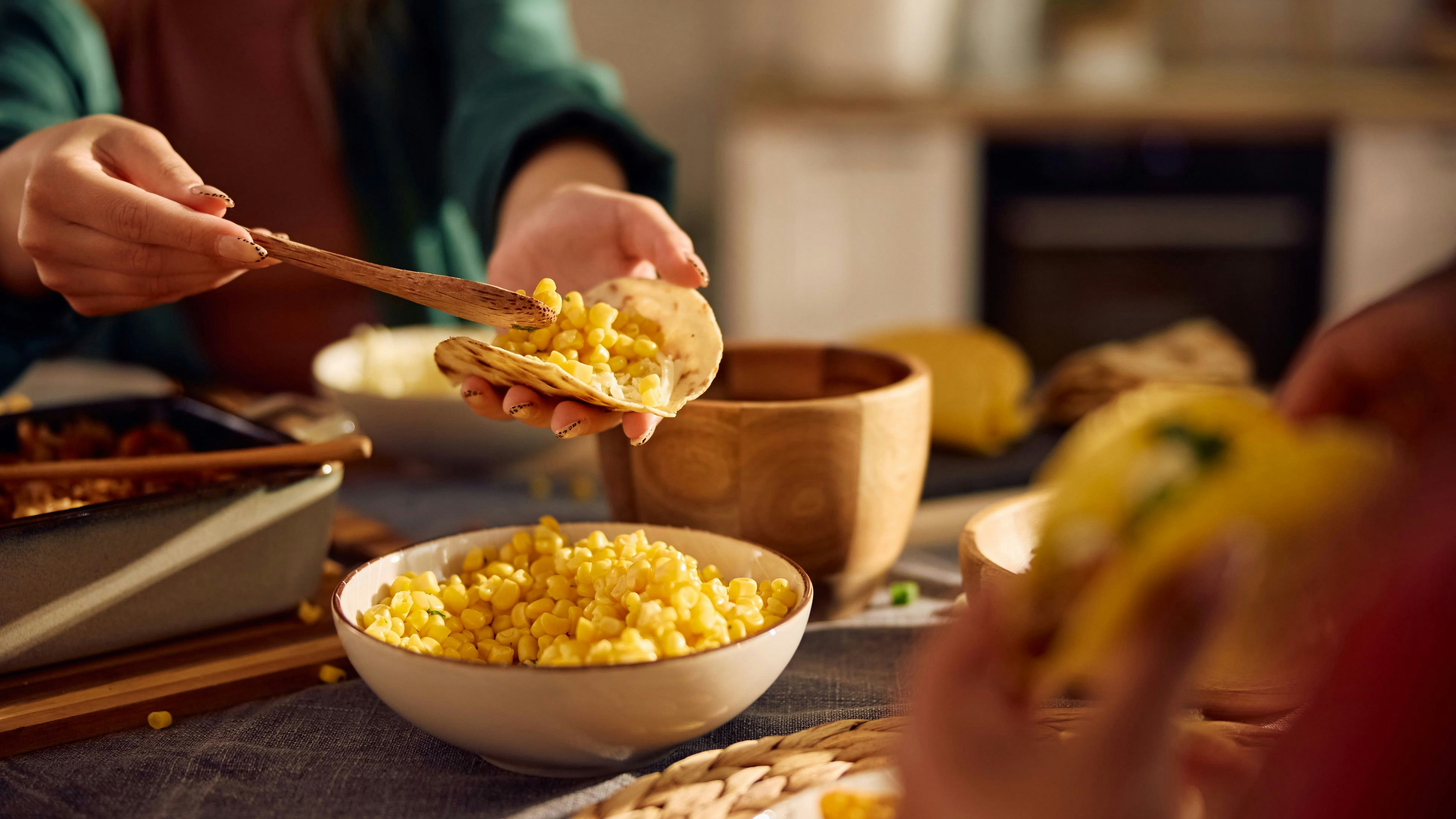 Frau mit Maistacos...