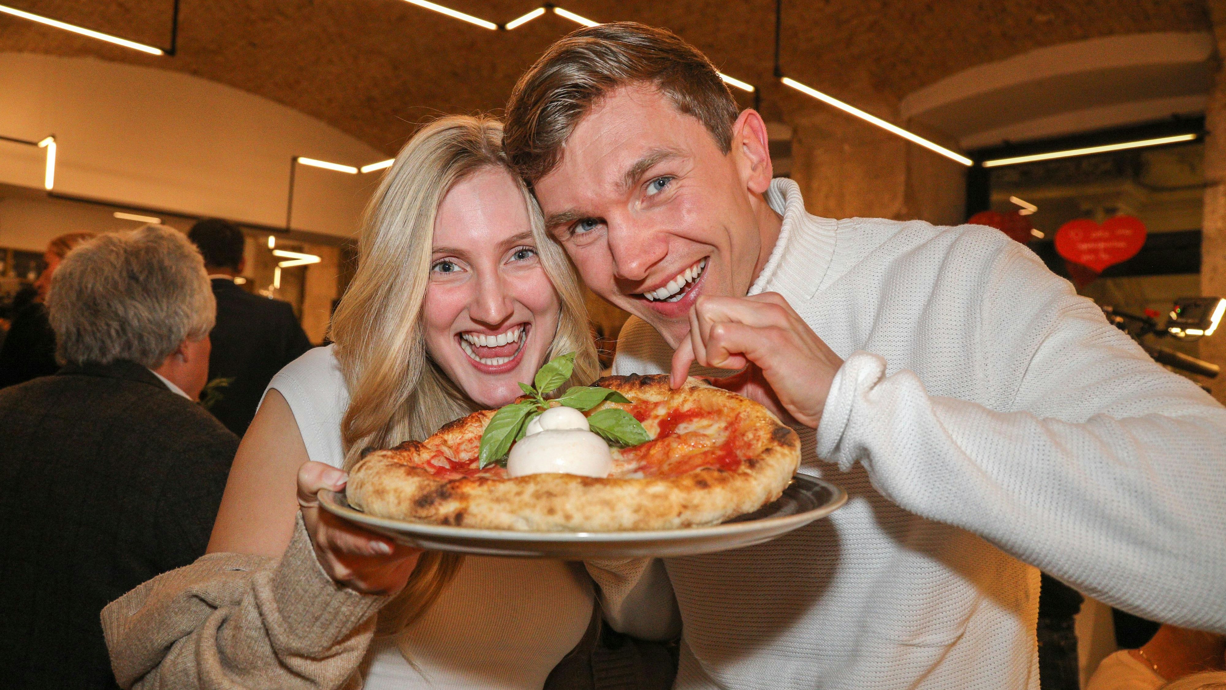 Patricia Tomek und Roman Schindler testeten die Pizzen