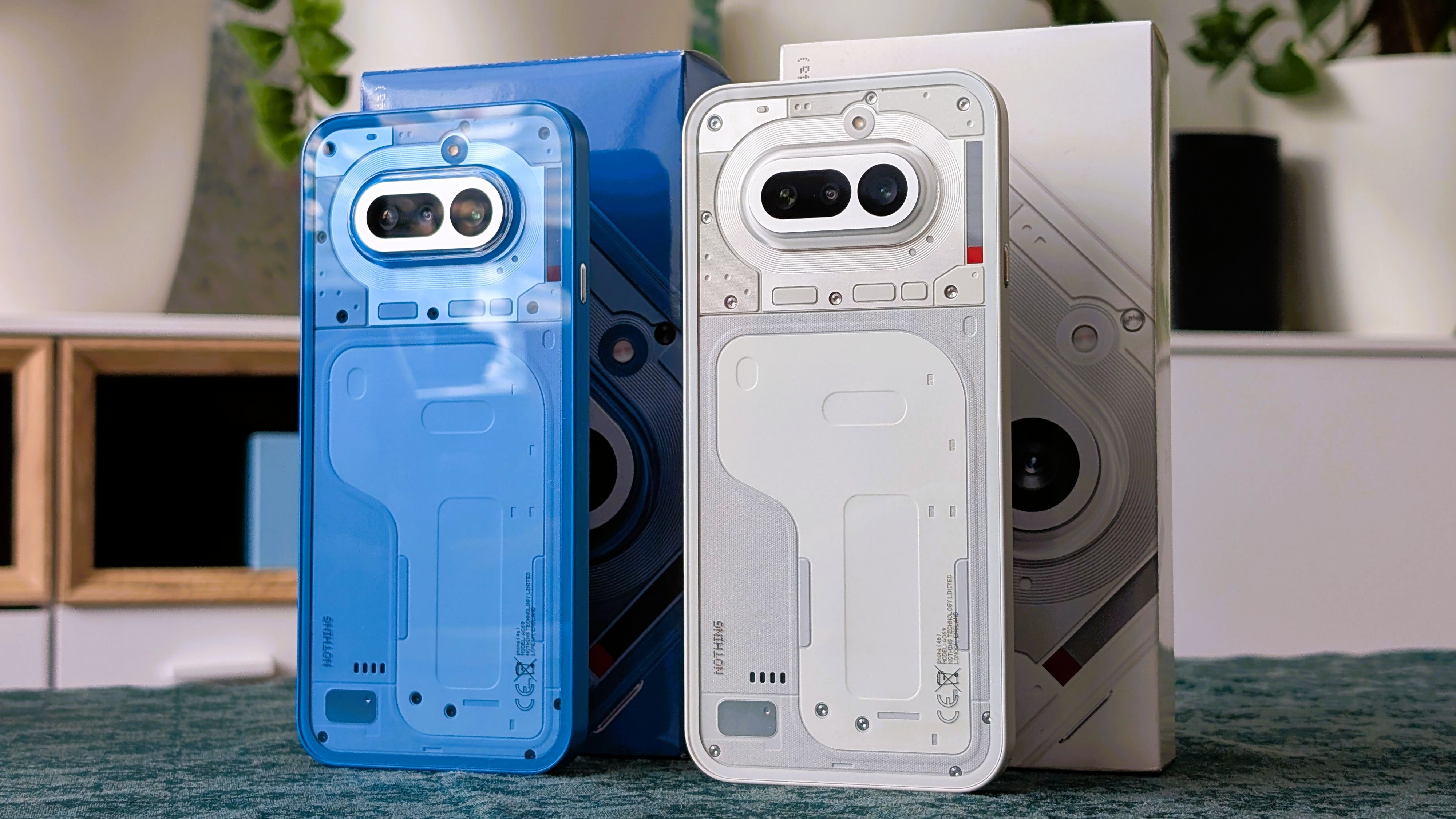 Es wird bunter in Nothings neuer Smartphone-Serie: Neben Schwarz und Weißgrau gibt es dieses Mal auch Blau und Rosa.