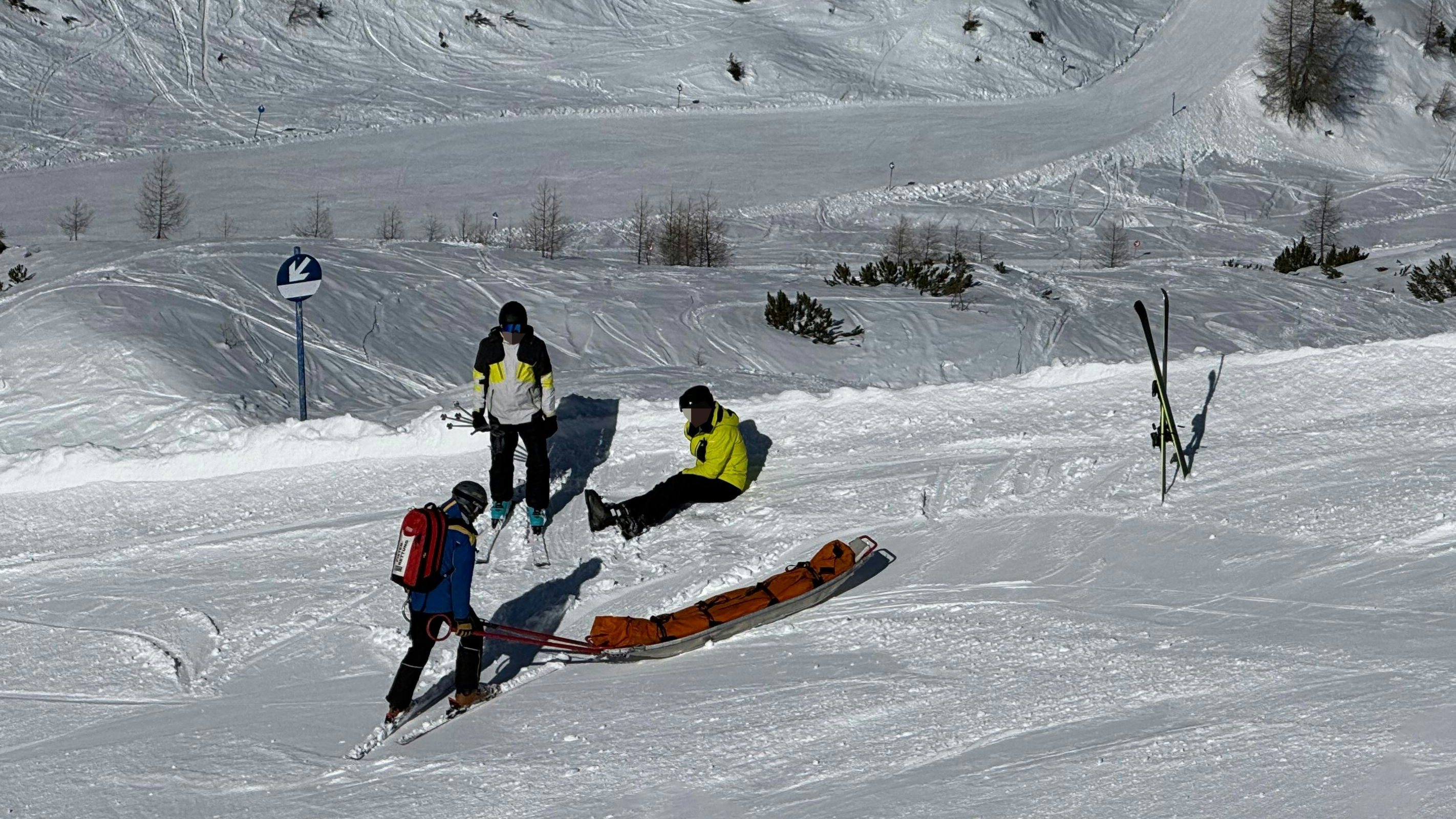 Skiunfall mit Fahrerflucht auf blauer Piste 