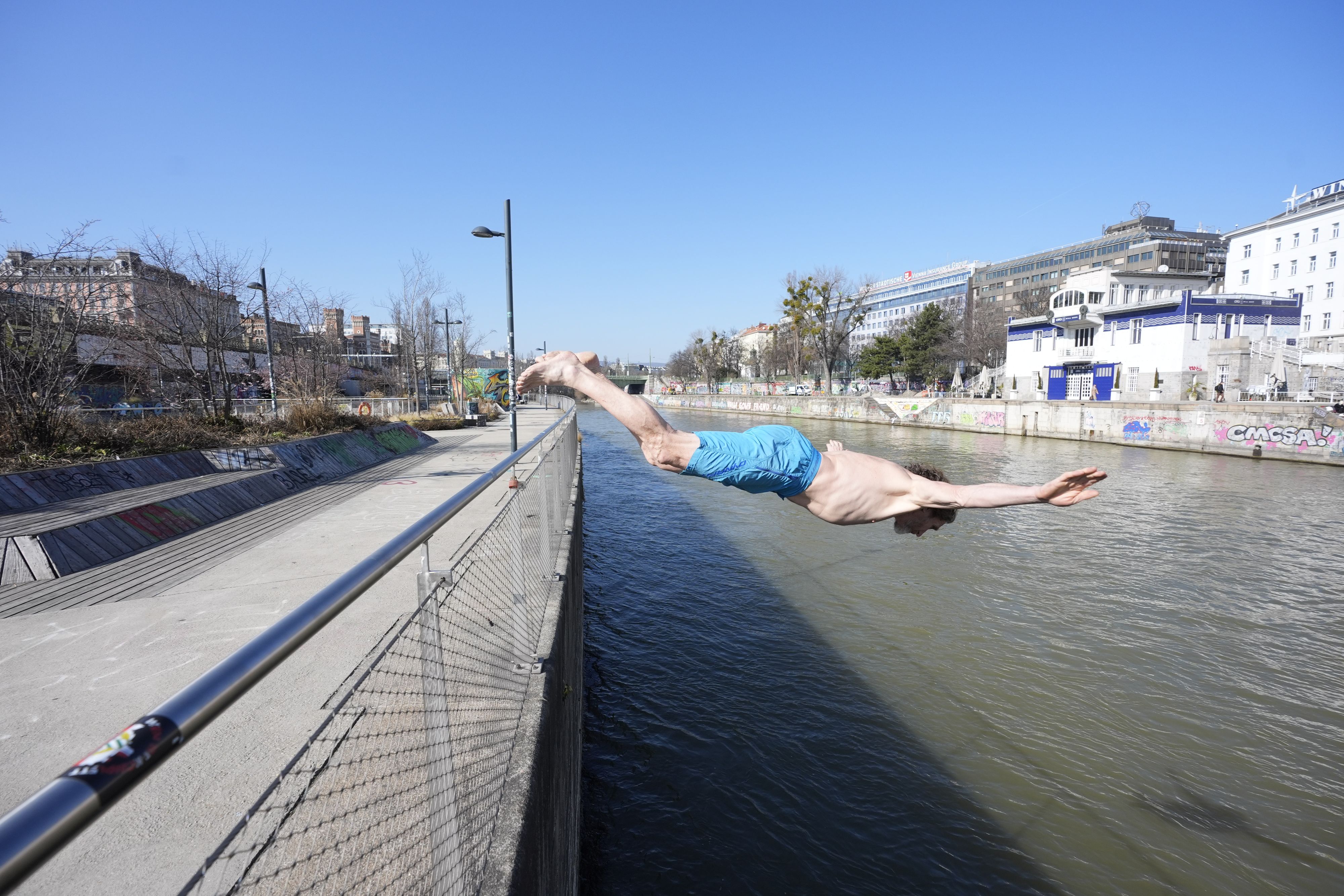Peter W. (59) stürzt sich am Donaukanal in die eisigen Fluten.