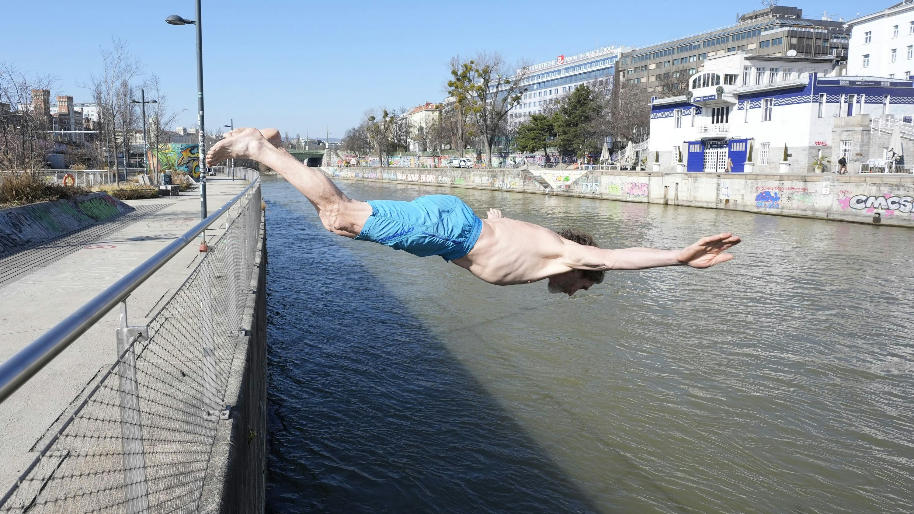 Peter W. (59) stürzt sich am Donaukanal in die eisigen Fluten.