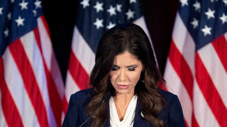 Am Ende kam es nicht mehr überraschend: Etwas mehr als 13 Monate nach Amtsantritt warf Donald Trump Heimatschutzministerin Kristi Noem (die ursprüngliche Vizepräsidentin werden sollte) raus. Ihr Nachfolger wird Markwayne Mullin, früher Käfigkämpfer.