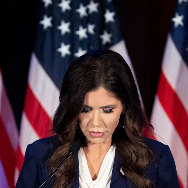 Am Ende kam es nicht mehr überraschend: Etwas mehr als 13 Monate nach Amtsantritt warf Donald Trump Heimatschutzministerin Kristi Noem (die ursprüngliche Vizepräsidentin werden sollte) raus. Ihr Nachfolger wird Markwayne Mullin, früher Käfigkämpfer.