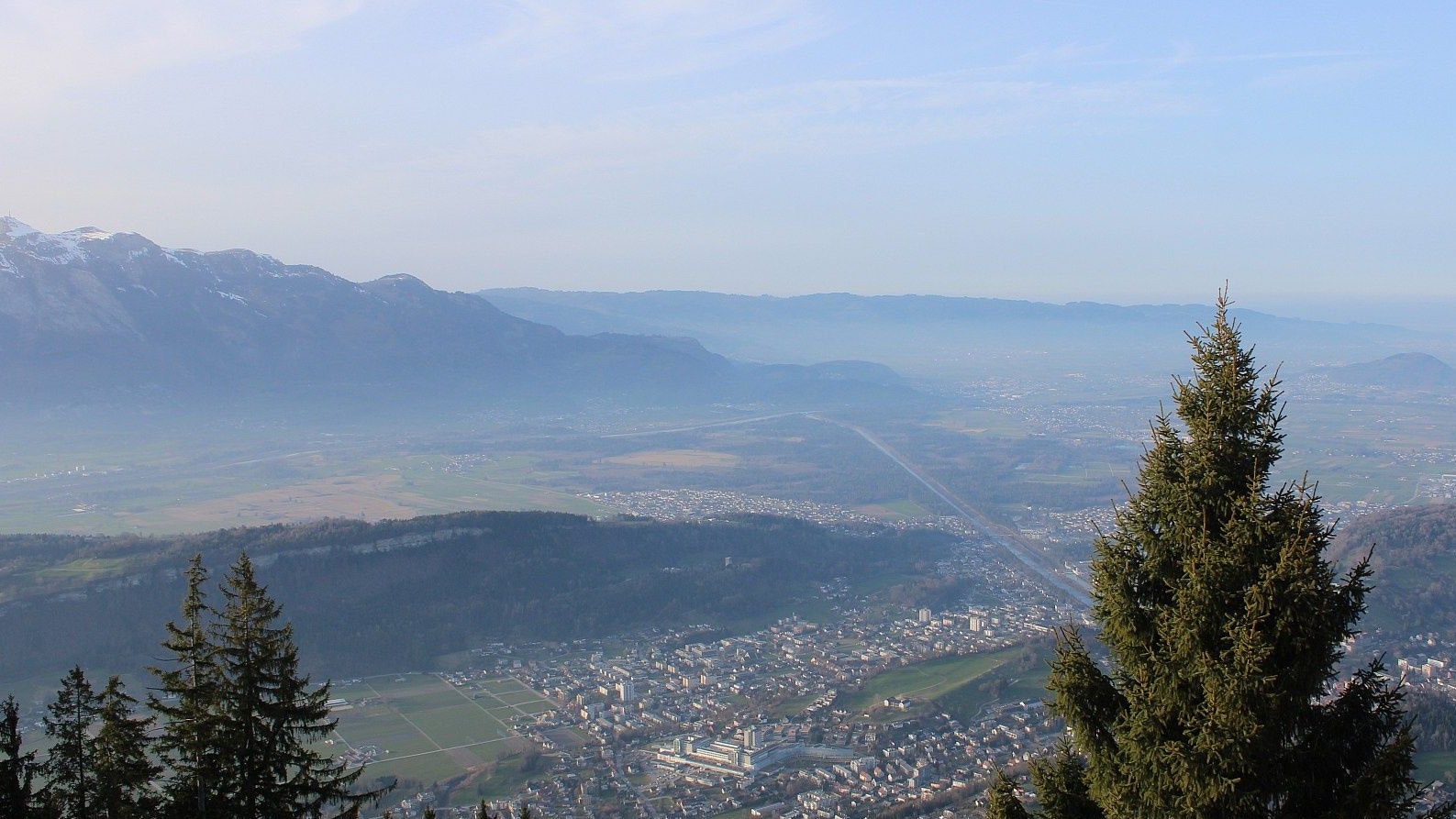 Durch Massen an Saharastaub präsentiert sich der Himmel immer wieder deutlich milchig-grau.