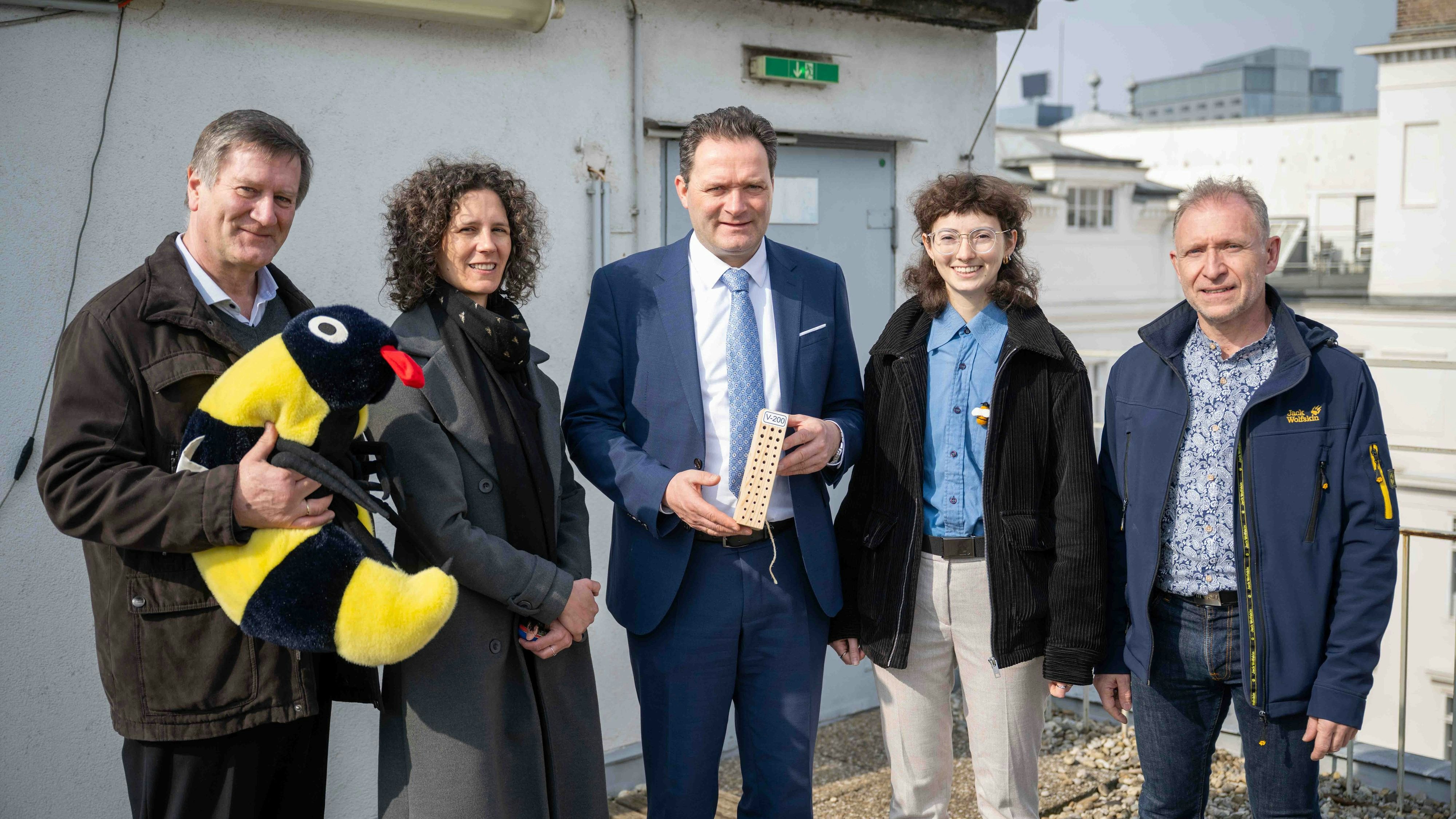 Landwirtschafts- und Umweltminister Norbert Totschnig (Mitte) unterstützt das Citizen-Science-Projekt "UrbanBEE".