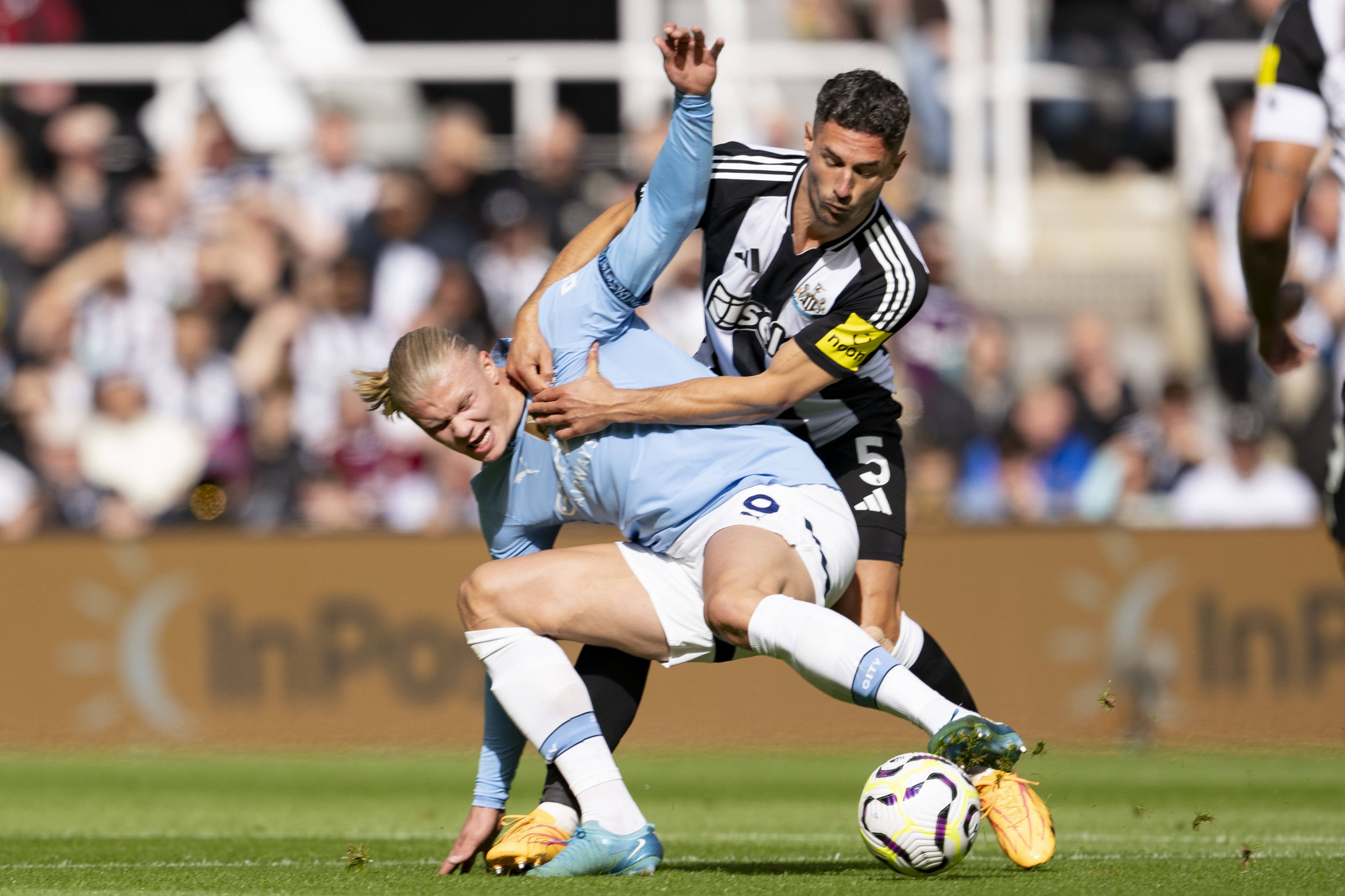 Fabian Schär im Duell mit Erling Haaland.