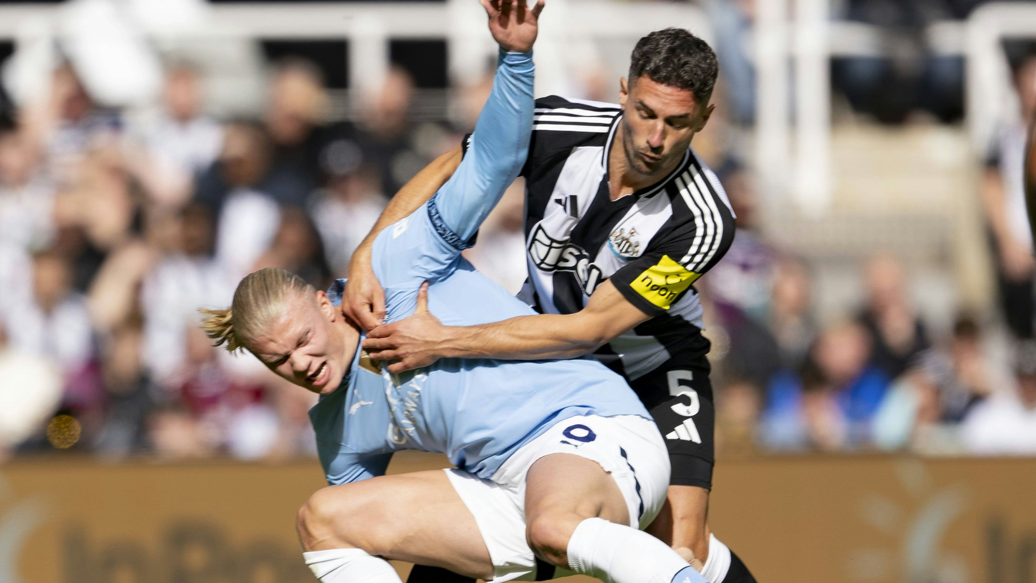 St. James Park NEWCASTLE, ENGLAND - SEPTEMBER 28: Fabian Schär of Newcastle R fights for the ball with Erling Haaland of Manchester City L during the Premier League 2024/25 Matchweek 6 match between Newcastle United v Manchester City at St. James Park on September 28, 2024 in Newcastle, England. Photo by Richard Callis/SPP Richard Callis/SPP PUBLICATIONxNOTxINxBRAxMEX Copyright: xRichardxCallis/SPPx spp-en-RiCa-RC4_RIC_Newcastle_ManchesterCity_28Sep2024_EN055