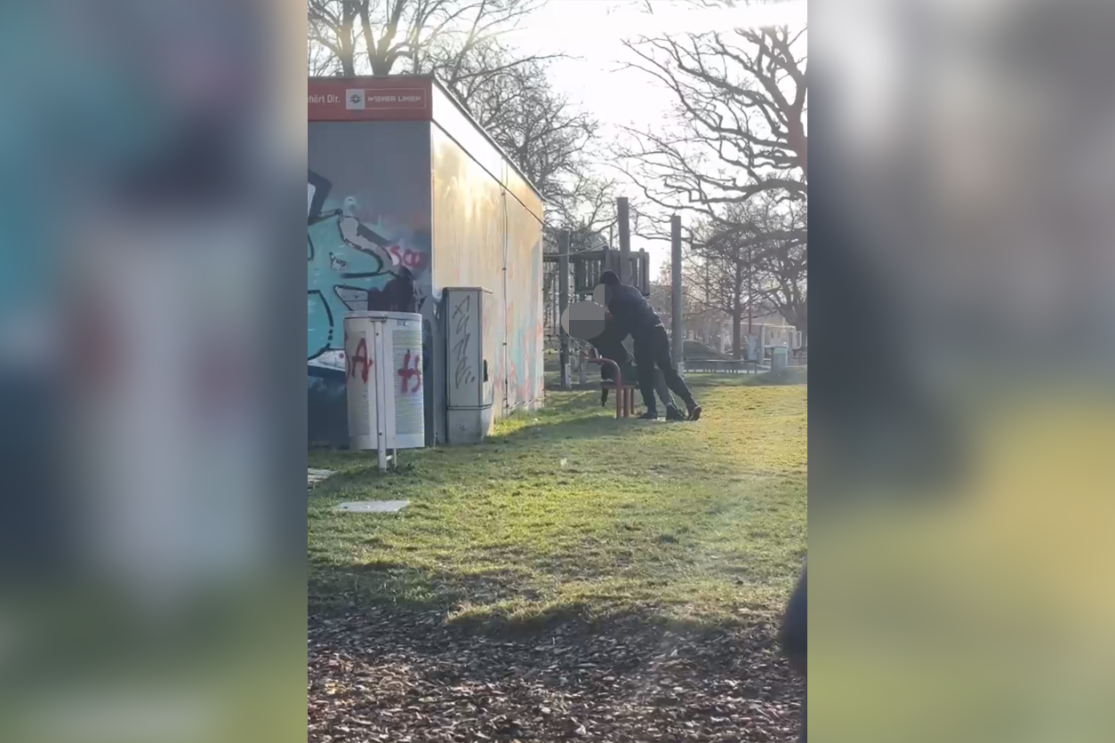 Heute.at - Männer prügeln sich mitten am Tag auf Kinderspielplatz