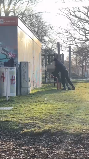 Streit in Meidling: Körperverletzung am Spielplatz sorgt für Polizei-Einsatz. Ermittlungen laufen, Eltern besorgt um Sicherheit der Kinder.