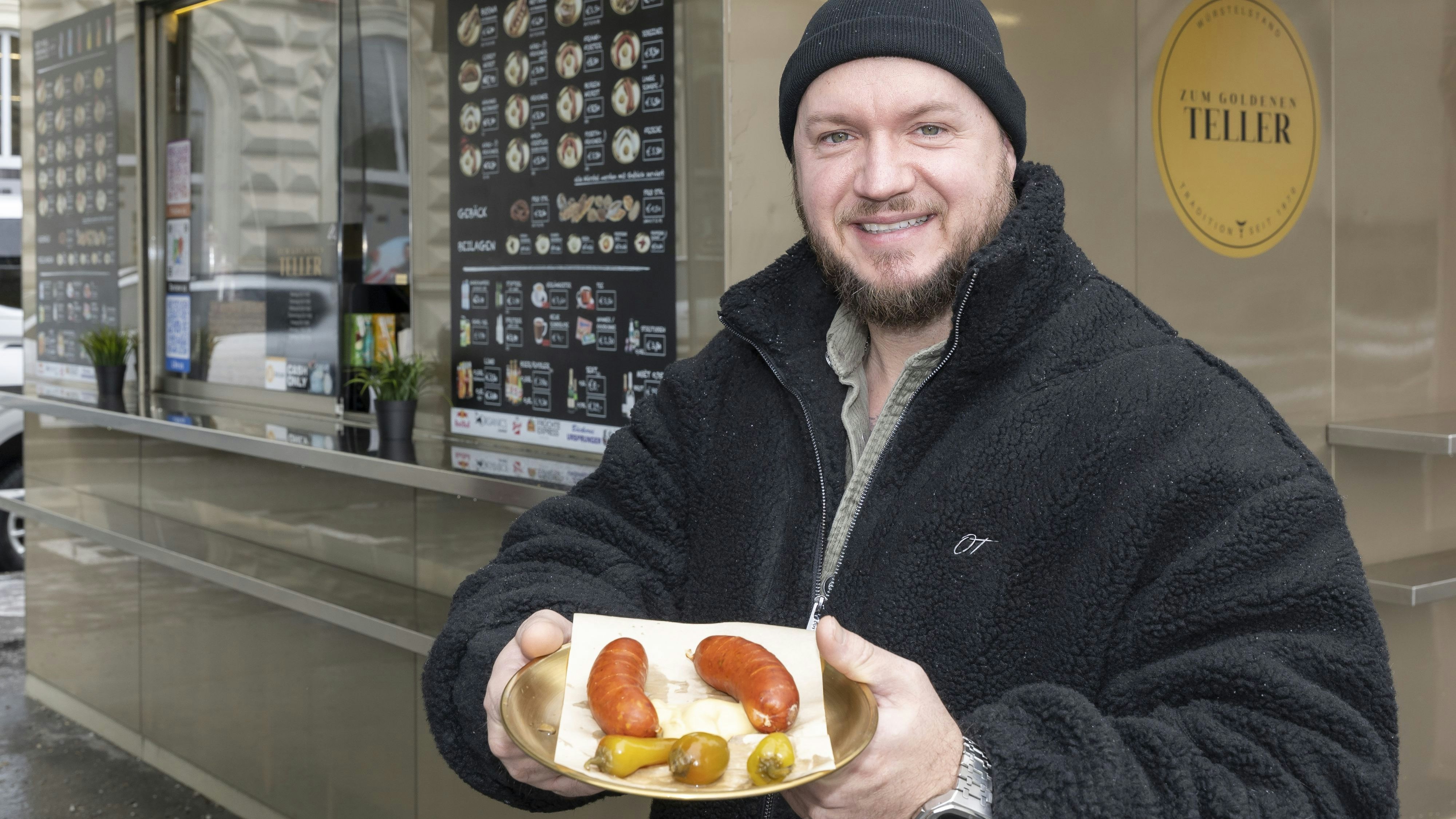 Philipp Pils serviert Würstel á la Balkan am Würstelstand "Zum Goldenen Teller"