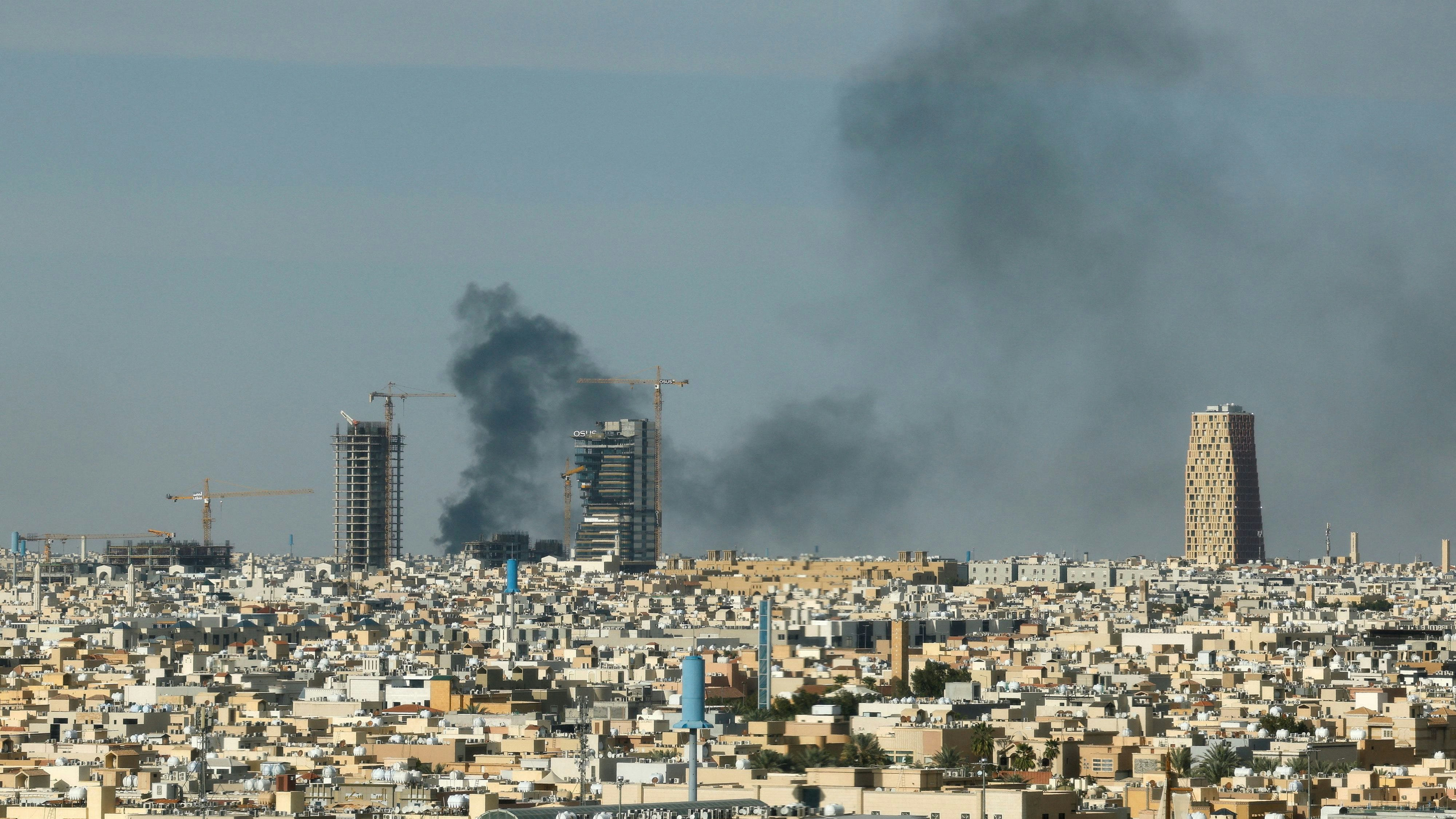 Rauch über Riad: Die Botschaften warnen ihre Diplomaten, sich in Sicherheit zu bringen.