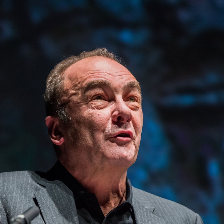 Vielleicht ist es Hassliebe. Robert Menasse und die EU können die Finger nicht voneinander lassen. Nun hat er der Autor Novelle "Die Lebensentscheidung" vorgelegt. Vordergründig geht es um den frustrierten EU-Beamten Franz Fiala, hintergründig um viel mehr.