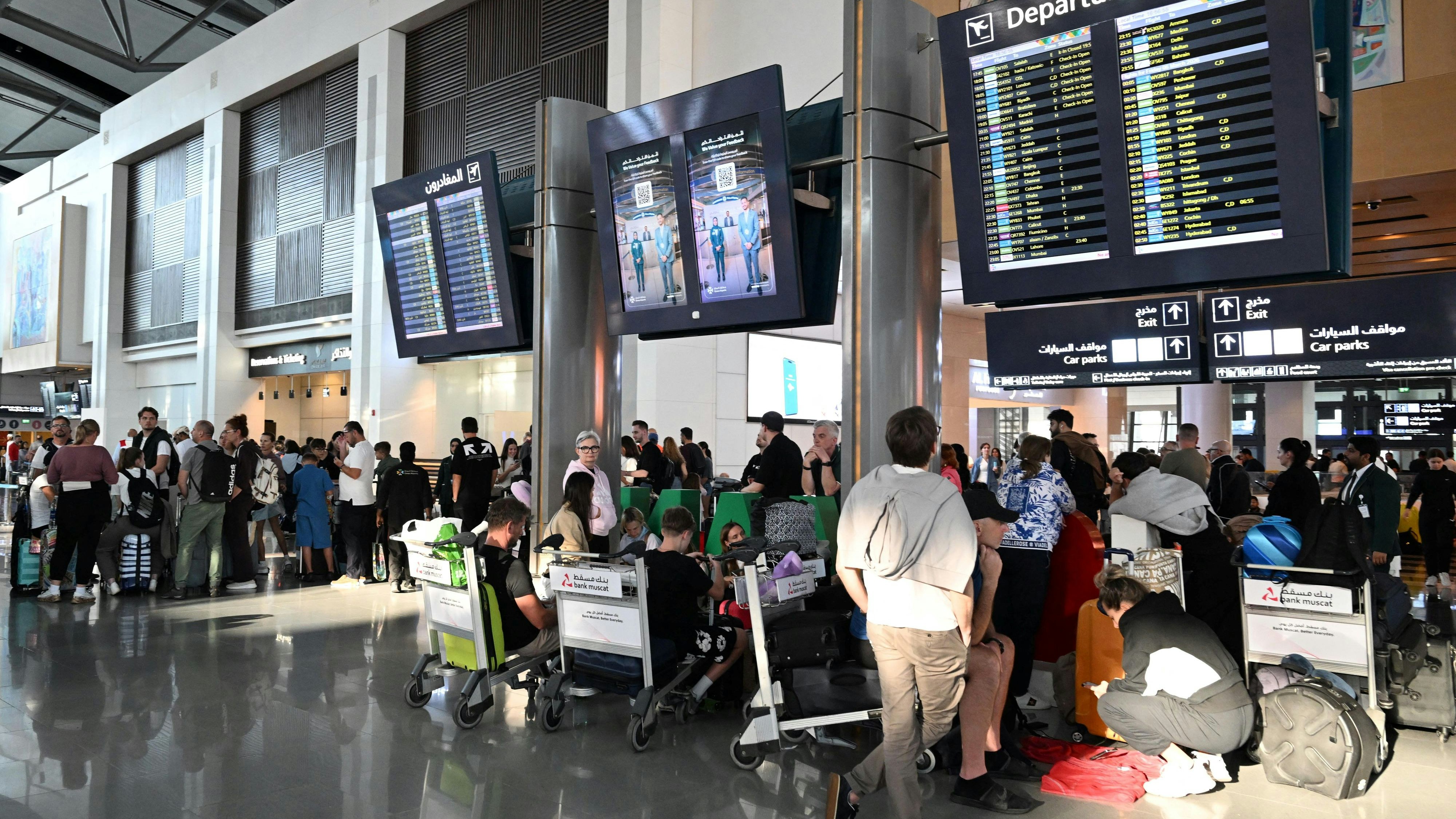 Passengers wait at Muscat International Airport as the Sultanate of Oman facilitates the return of passengers to their home countries amid the U.S.-Israeli conflict with Iran, in Muscat, Oman, March 5, 2026. Oman News Agency/Handout via REUTERS    THIS IMAGE HAS BEEN SUPPLIED BY A THIRD PARTY