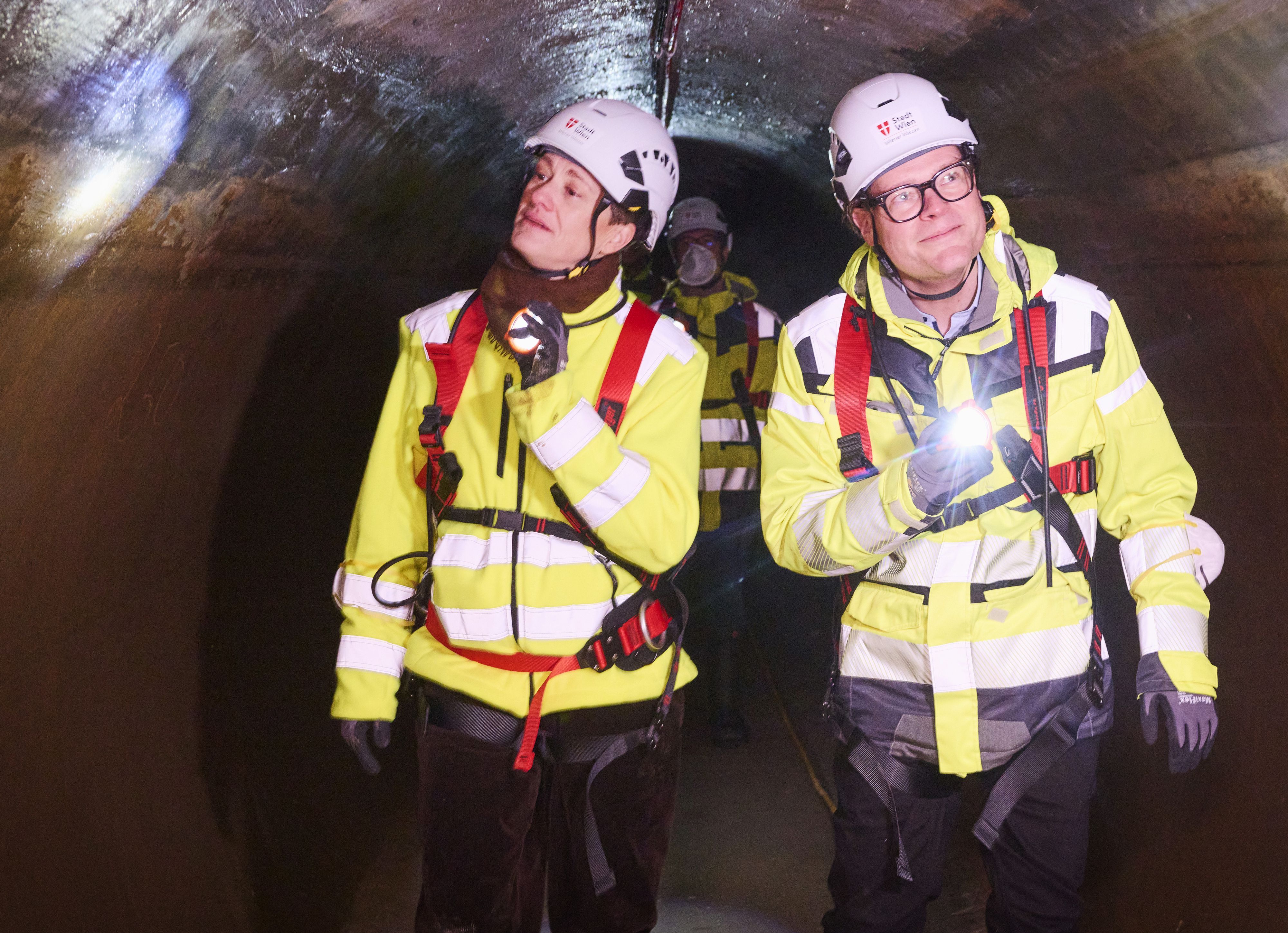 Besichtigung der Abkehr der II. Hochquellenleitung: Stadtrat Jürgen Czernohorszky (re.) und Gemeindrätin Susanne Haase