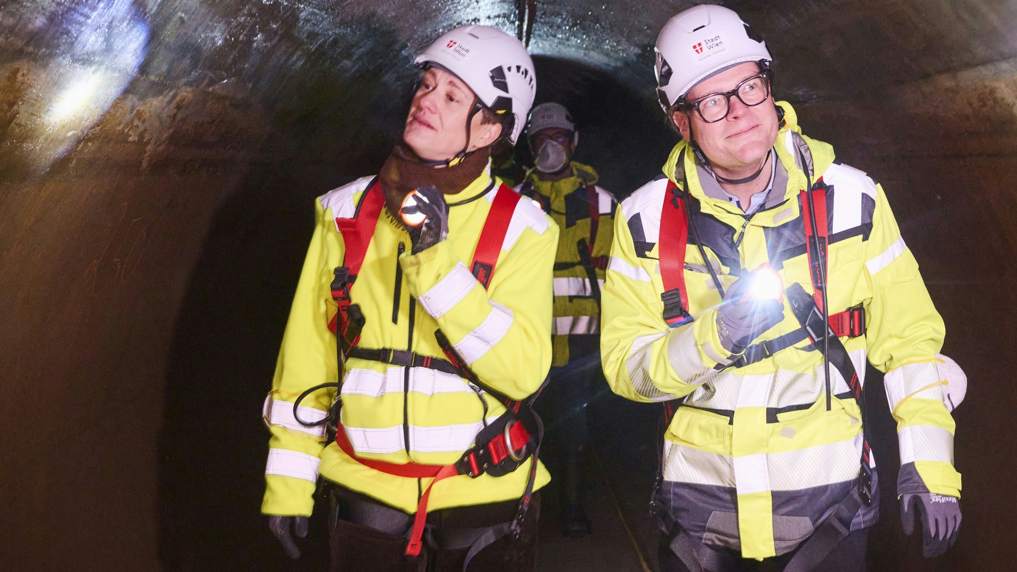 Besichtigung der Abkehr der II. Hochquellenleitung: Stadtrat Jürgen Czernohorszky (re.) und Gemeindrätin Susanne Haase