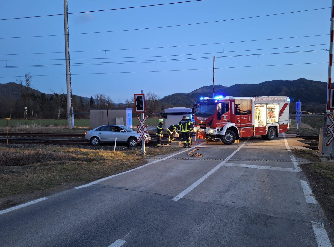 Der Audi wurde von der Freiwilligen Feuerwehr Launsdorf von den Bahngleisen entfernt.