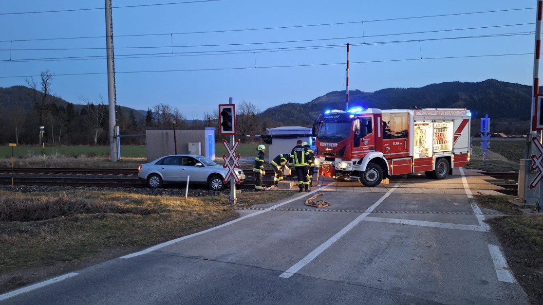  Der PKW wurde von der FF Launsdorf von den Bahngleisen entfernt.