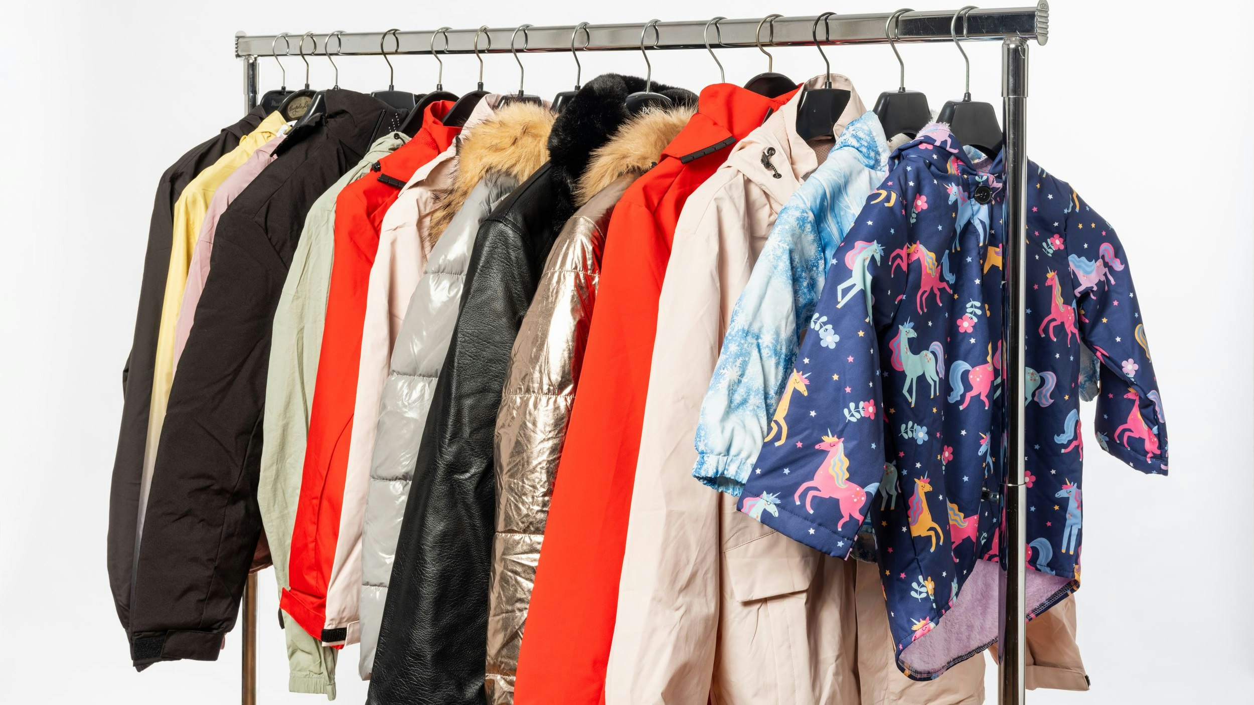 Textiles and shoes from the online retailer SHEIN. Studio shots of clothing for women, men, and children, some of which contain hazardous chemicals.  New research by Greenpeace shows that SHEIN's measures to address hazardous chemicals in its products are inadequate. The products identified as containing hazardous chemicals above EU limits (REACH) in 2025 have been removed from the platform. However, identical or nearly identical products are still available from the same retailer and others. Textilien und Schuhe des Online-Versandhandels SHEIN. Studioaufnahmen von Kleidungsstücken für Frauen, Männer und Kinder, die teilweise gefährliche Chemikalien enthalten.  Ein neue Greenpeace-Recherche zeigt: SHEINs Maßnahmen zu gefährlichen Chemikalien in seinen Produkten sind mangelhaft. Die 2025 identifizierten Produkte mit gefährlichen Chemikalien oberhalb der EU-Grenzwerte (REACH) wurden von der Plattform entfernt. Identisch oder fast identisch sind sie jedoch weiterhin beim gleichen sowie bei anderen Händlern erhältlich.