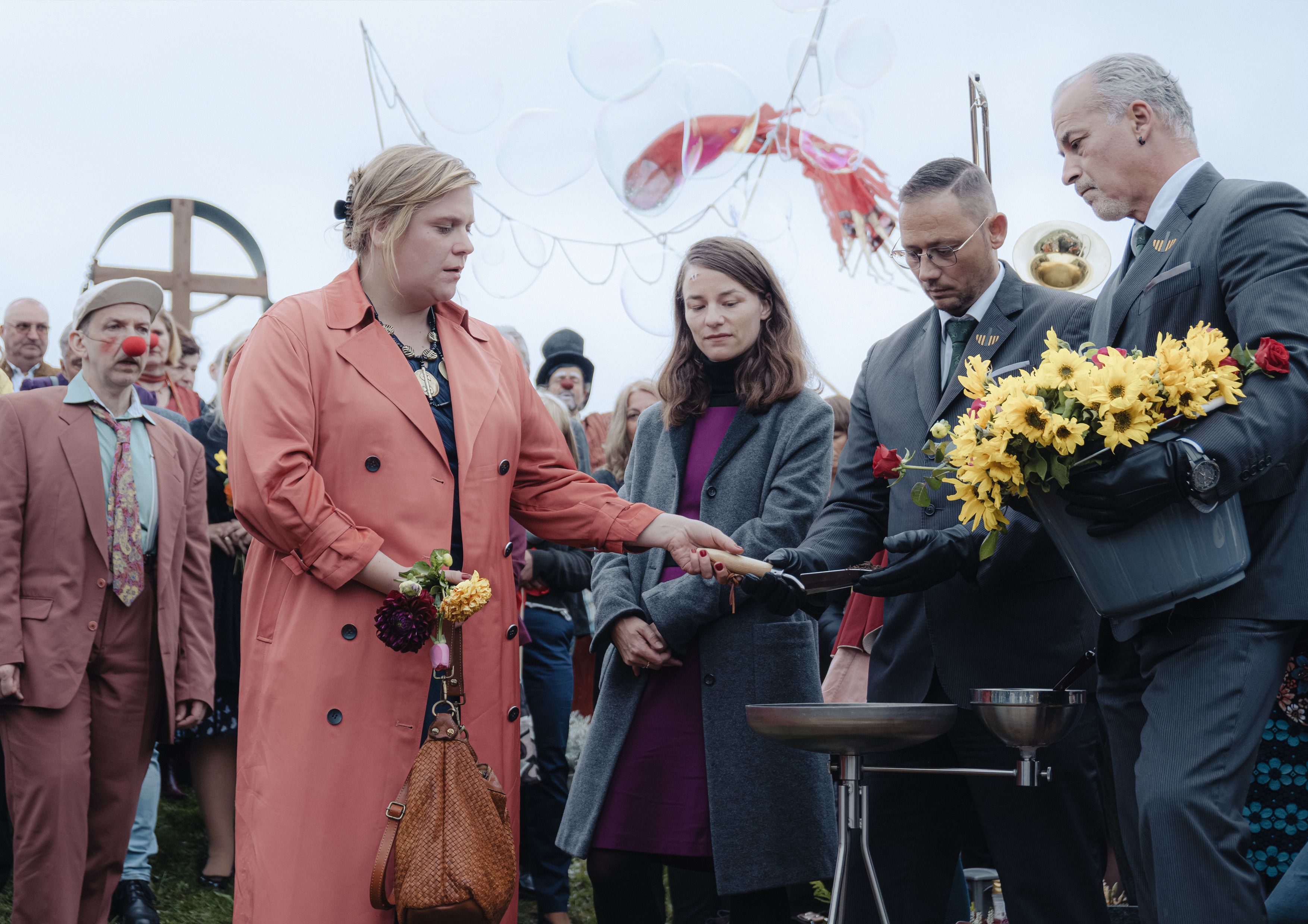 Valerie Pachner (i.d. Mitte) spielt die trauernde Mutter und Ehefrau Barbara, die nach einem Autounfall ihre gesamte Familie zu Grabe tragen muss. 