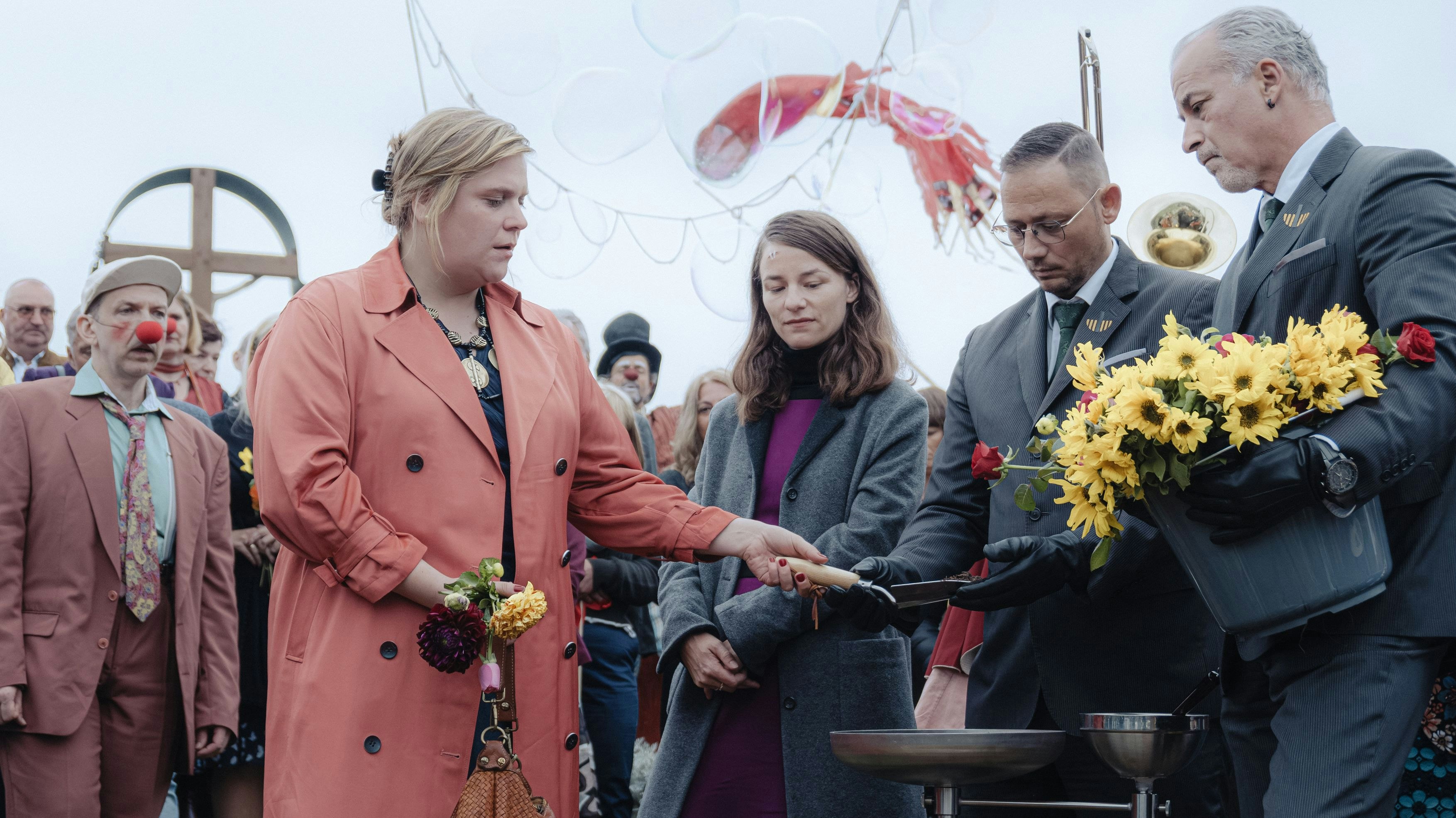 Valerie Pachner (i.d. Mitte) spielt die trauernde Mutter und Ehefrau Barbara, die nach einem Autounfall ihre gesamte Familie zu Grabe tragen muss. 