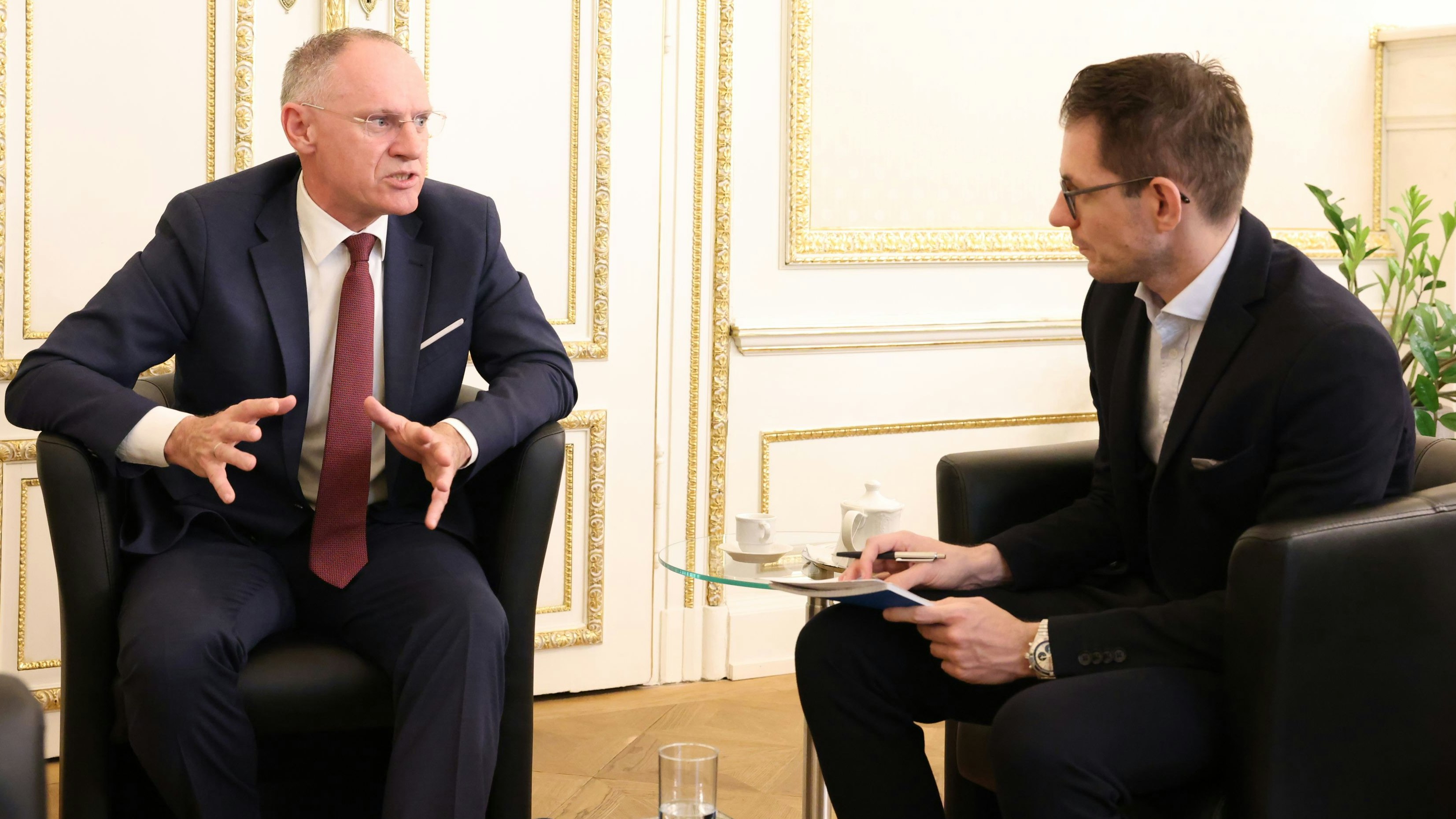 Karner im Gespräch mit "Heute"-Chefredakteur Clemens Oistric. Der Minister trinkt Espresso und Tee.