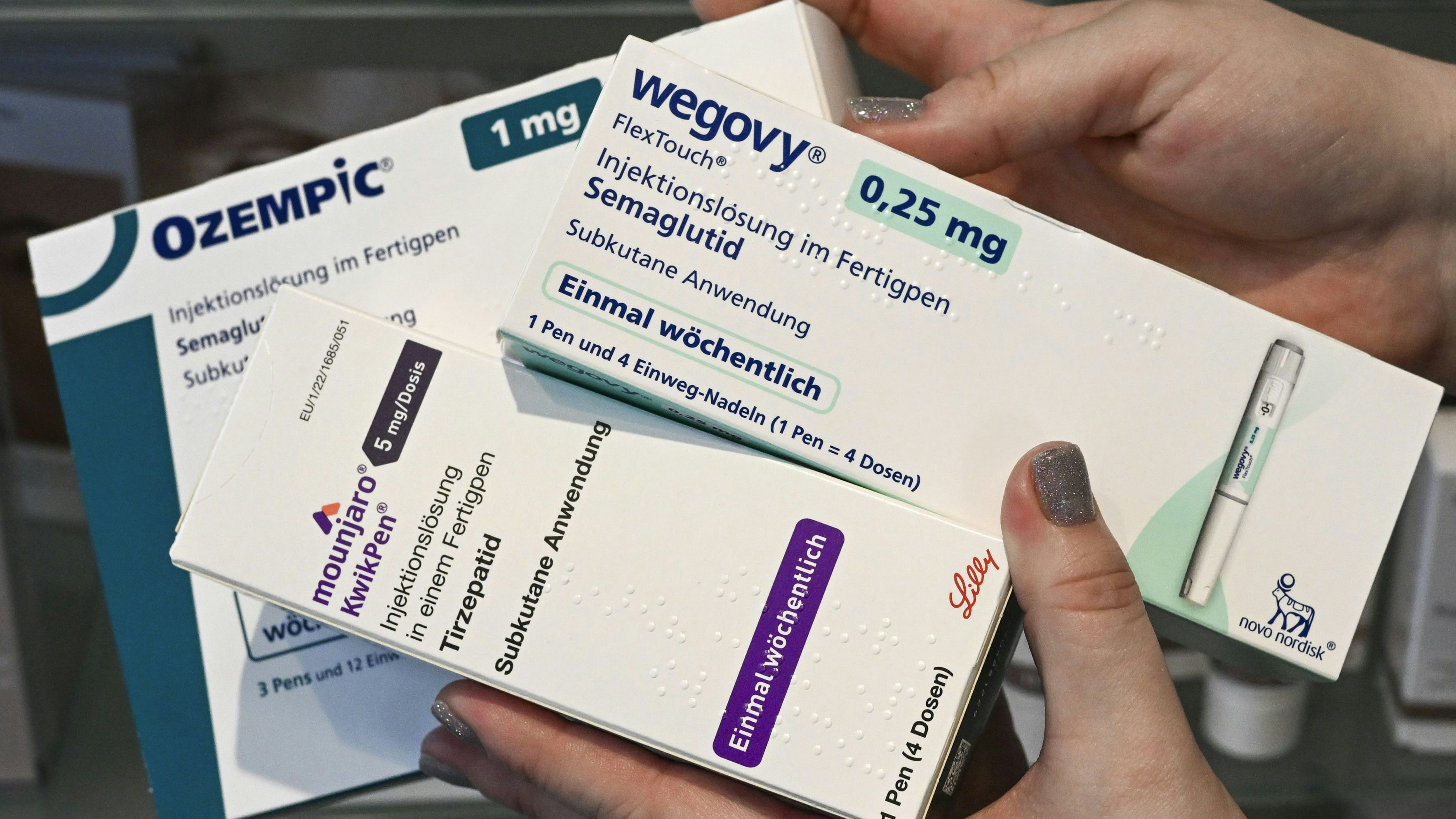 11 July 2024, Berlin: Weight loss syringes of the brands "Wegovy", "Ozempic" and "Mounjaro" are sold at In der Achat Apotheke in Mitte. The "Wegovy" slimming syringe has been available in Germany for a year now. Photo: Jens Kalaene/dpa