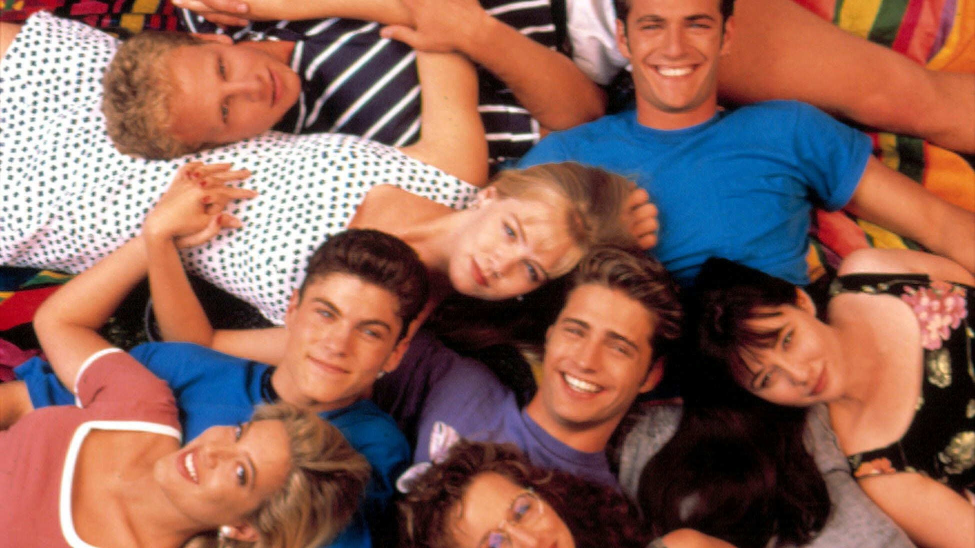 BEVERLY HILLS, 90210, Gabrielle Carteris, Ian Ziering, Tori Spelling, Brian Austin-Green, Jason Priestley, Shannen Doherty, Jennie Garth, Luke Perry, 1991, 1990-2000. Courtesy Everett Collection ACHTUNG AUFNAHMEDATUM GESCHÄTZT PUBLICATIONxINxGERxSUIxAUTxONLY Copyright: xAaronxSpellingxProds/CourtesyxEverettxCollectionx TSDBEHI EC236