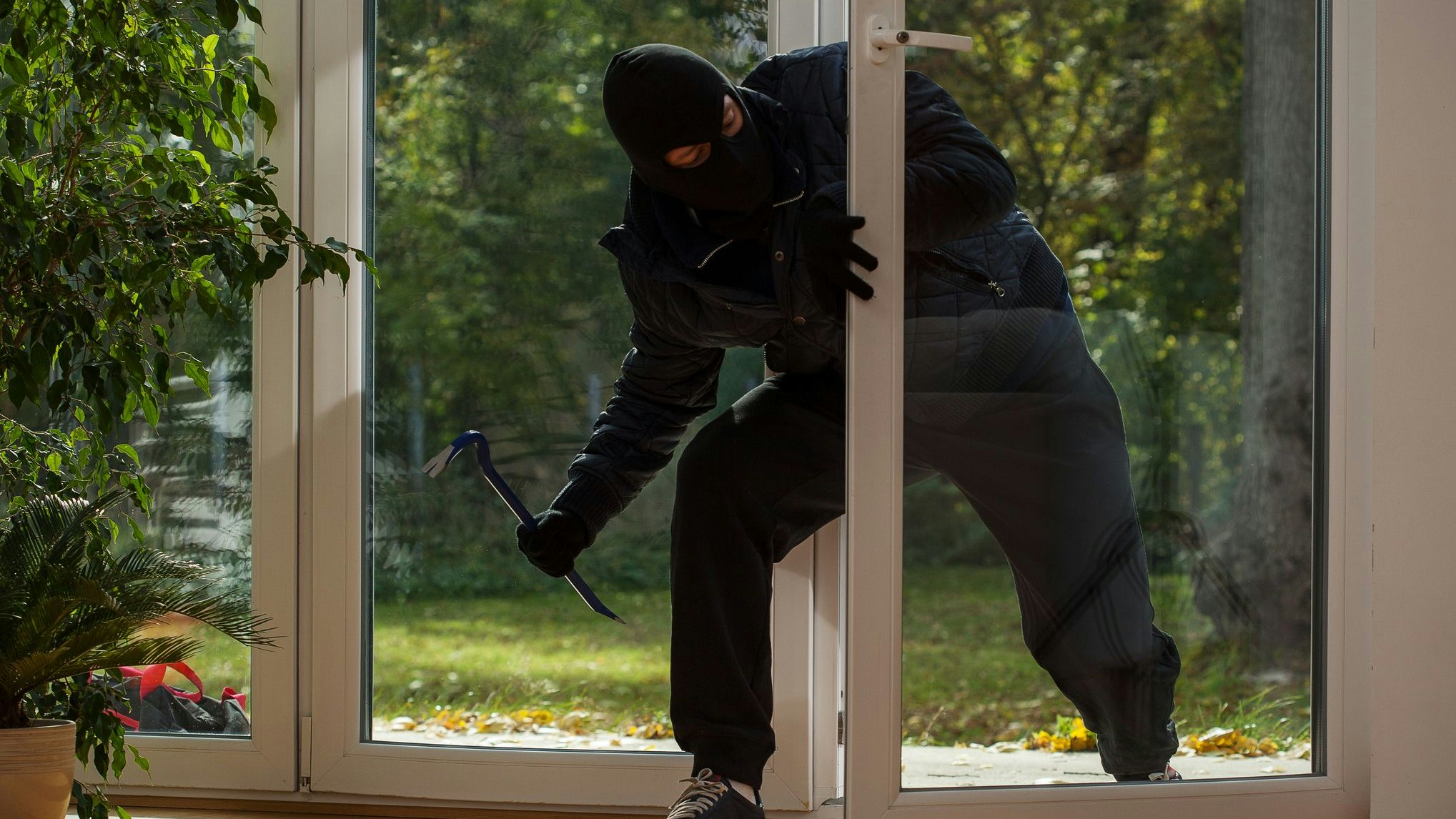 Laut Polizei verlor der Täter seine gesamte Beute am Balkon beziehungsweise im Garten.