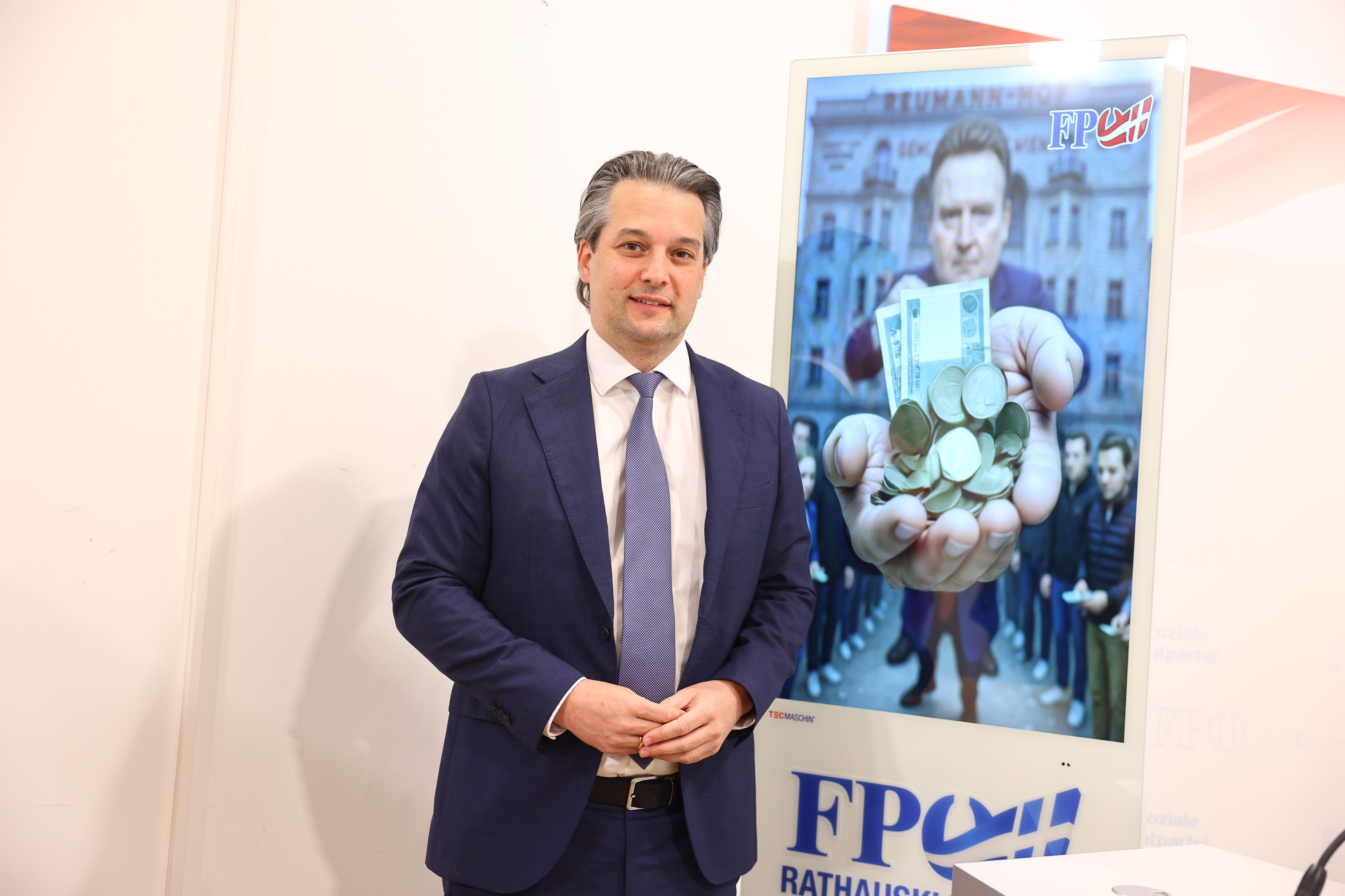 FP-Wien-Chef Dominik Nepp mit einem Sujet der Kampagne. 