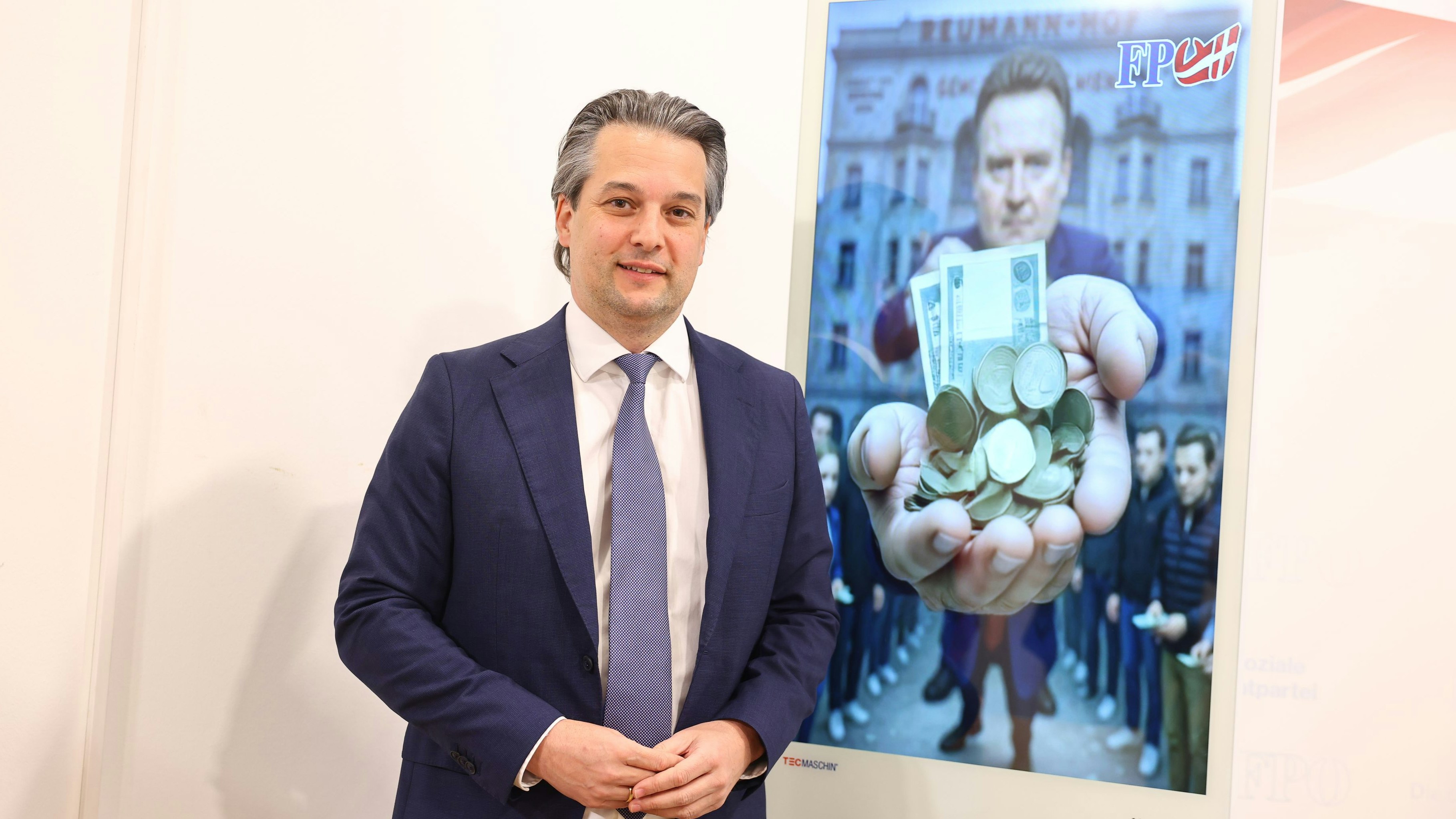 FP-Wien-Chef Dominik Nepp mit einem Sujet der Kampagne. 