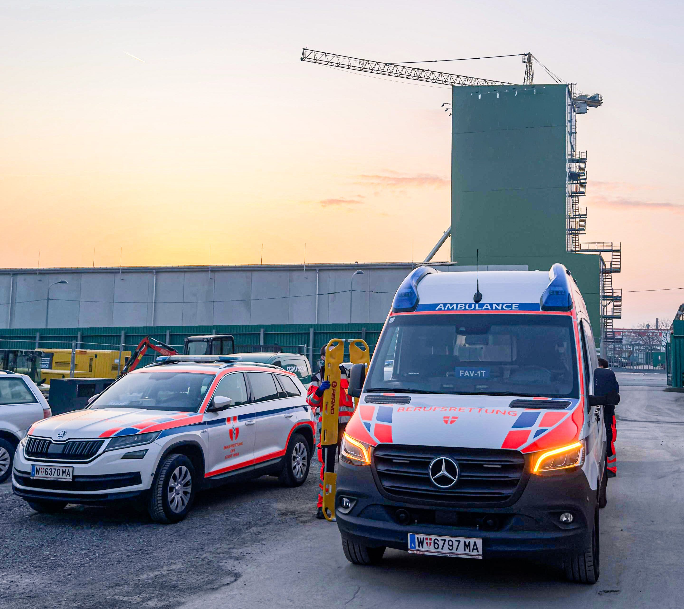 Die Wiener Berufsrettung verbrachte den verletzten Arbeiter in ein Spital.