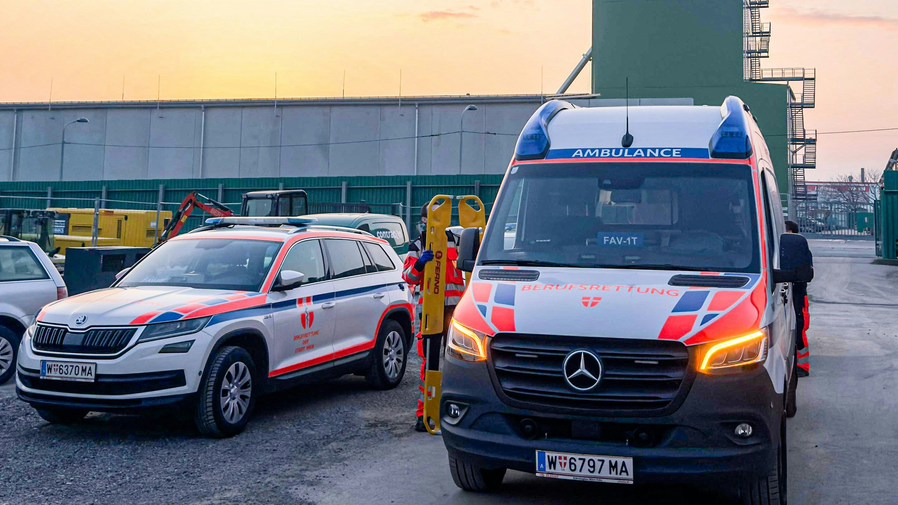Die Wiener Berufsrettung verbrachte den verletzten Arbeiter in ein Spital.