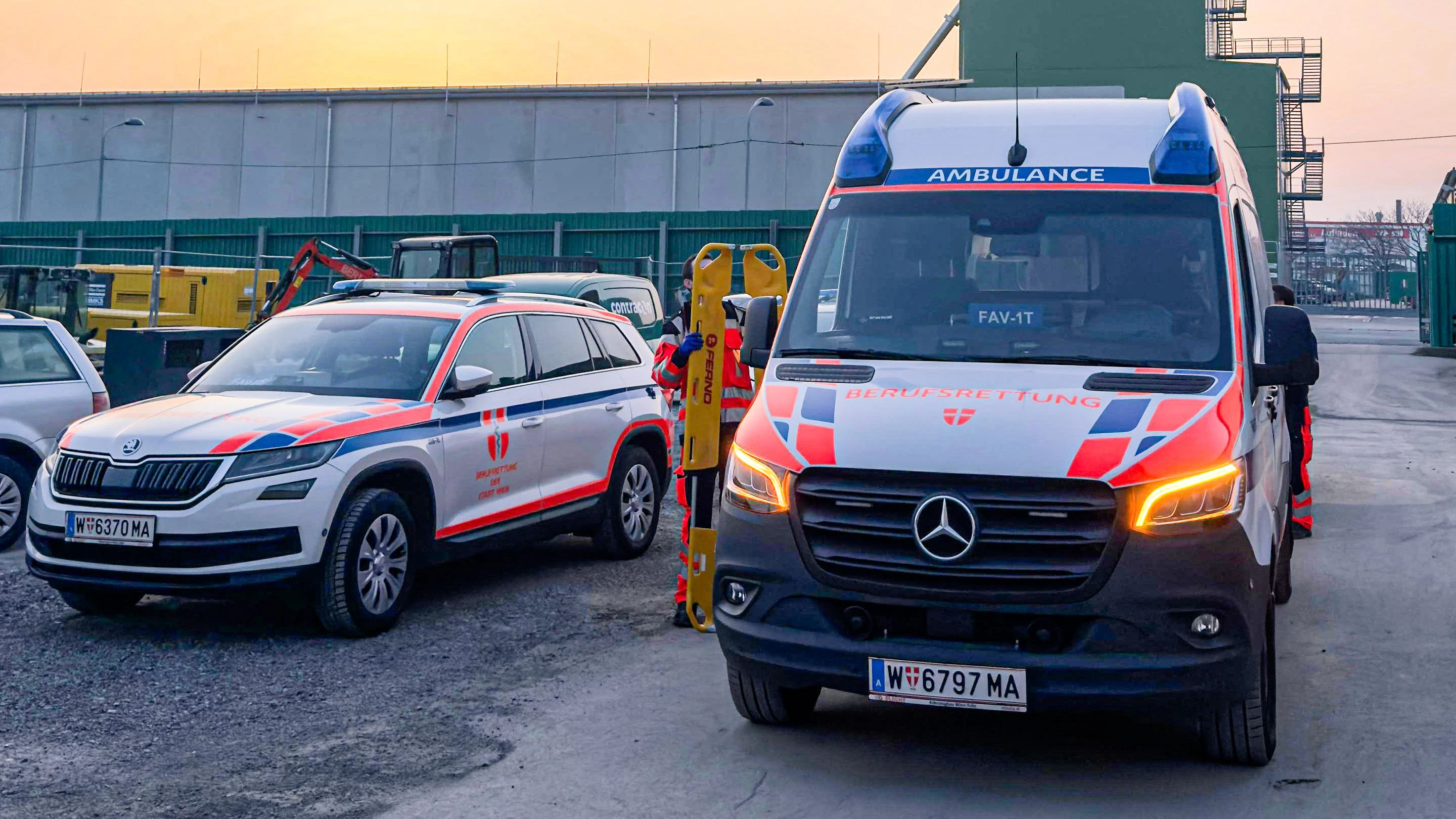 Die Wiener Berufsrettung verbrachte den verletzten Arbeiter in ein Spital.