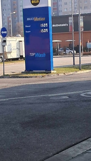 Spritpreise Österreich: Wegen steigender Kosten tanken Autofahrer günstig in der Slowakei. Wirtschaftsministerium prüft Preiserhöhungen.