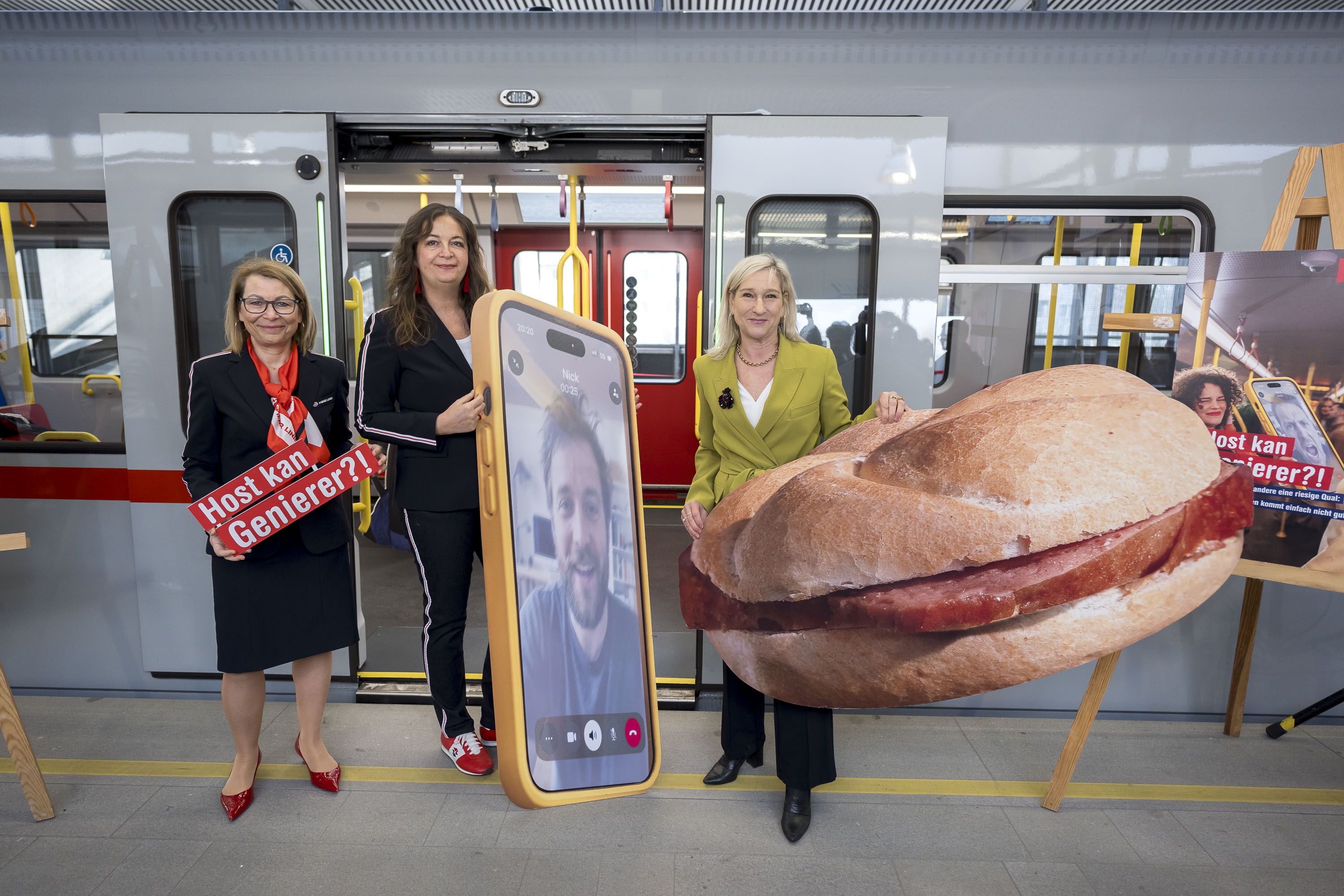 Wiener Linien-Chefin, Alexandra Reinagl, Stadträtin Ulli Sima und Monika Unterholzner, Generaldirektorin der Wiener Stadtwerke (v.l.) präsentieren die neue Kampagne.