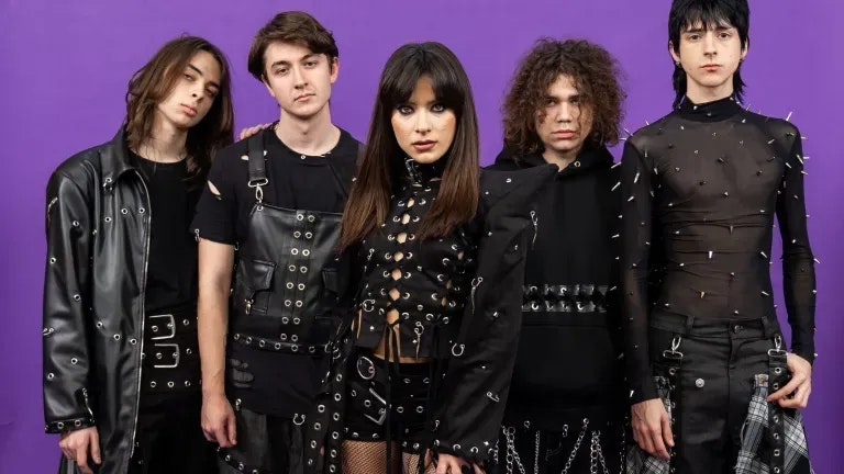 Alexandra Căpitănescu fährt für Rumänien nach Wien. Der Song ist umstritten: "Choke me". 